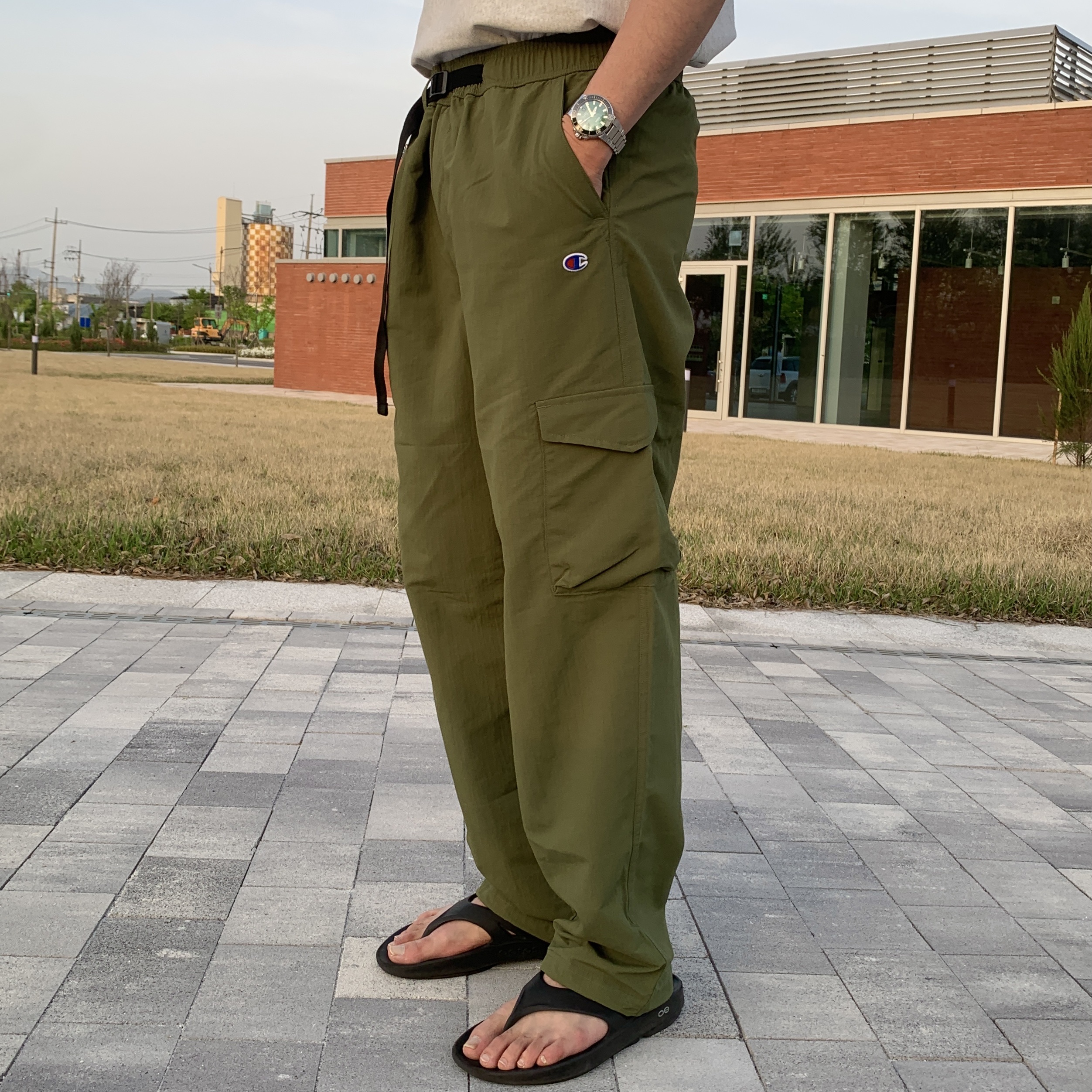 Oofos OOriginal Black 착용 스타일 - 7