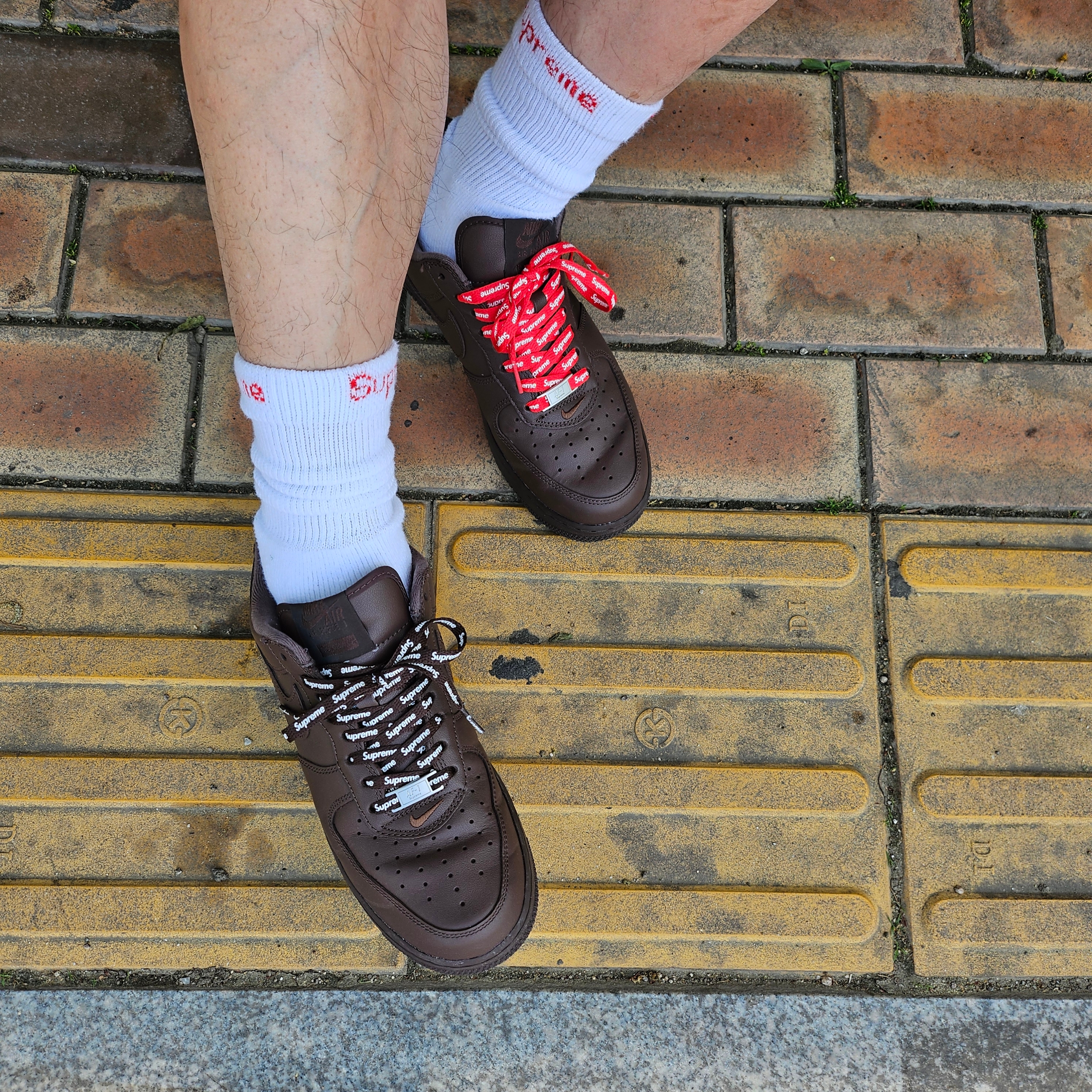 Nike x Supreme Air Force 1 Low Baroque Brown, Supreme Hanes Crew Socks White (4 Pack) 착용 스타일