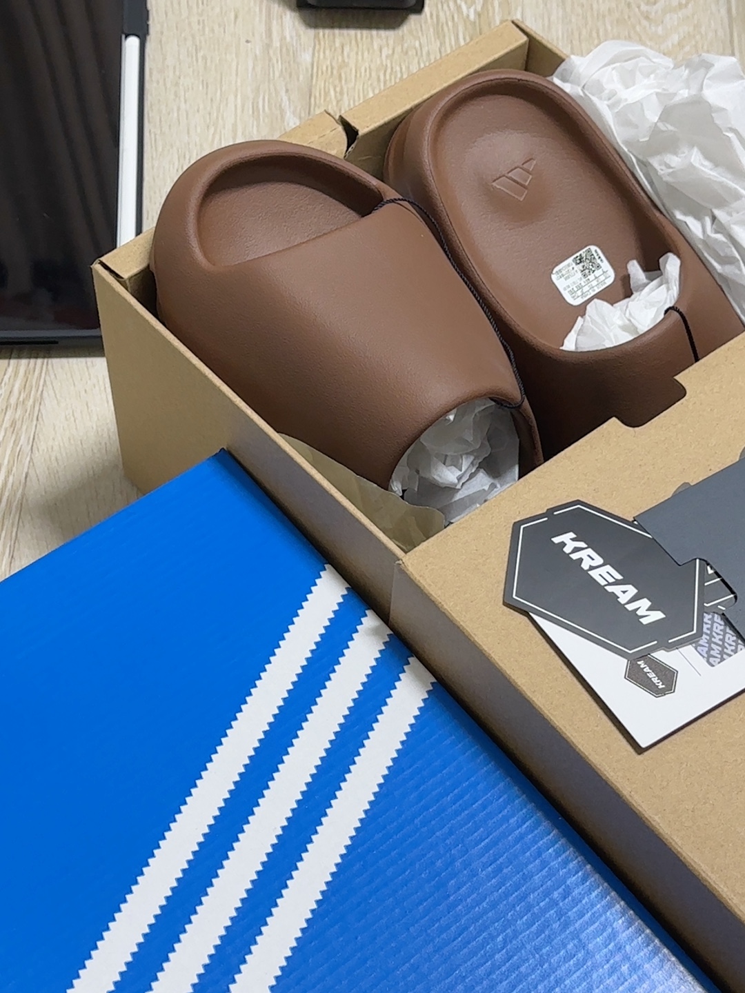 Adidas Yeezy Slide Flax 착용 스타일 - 2