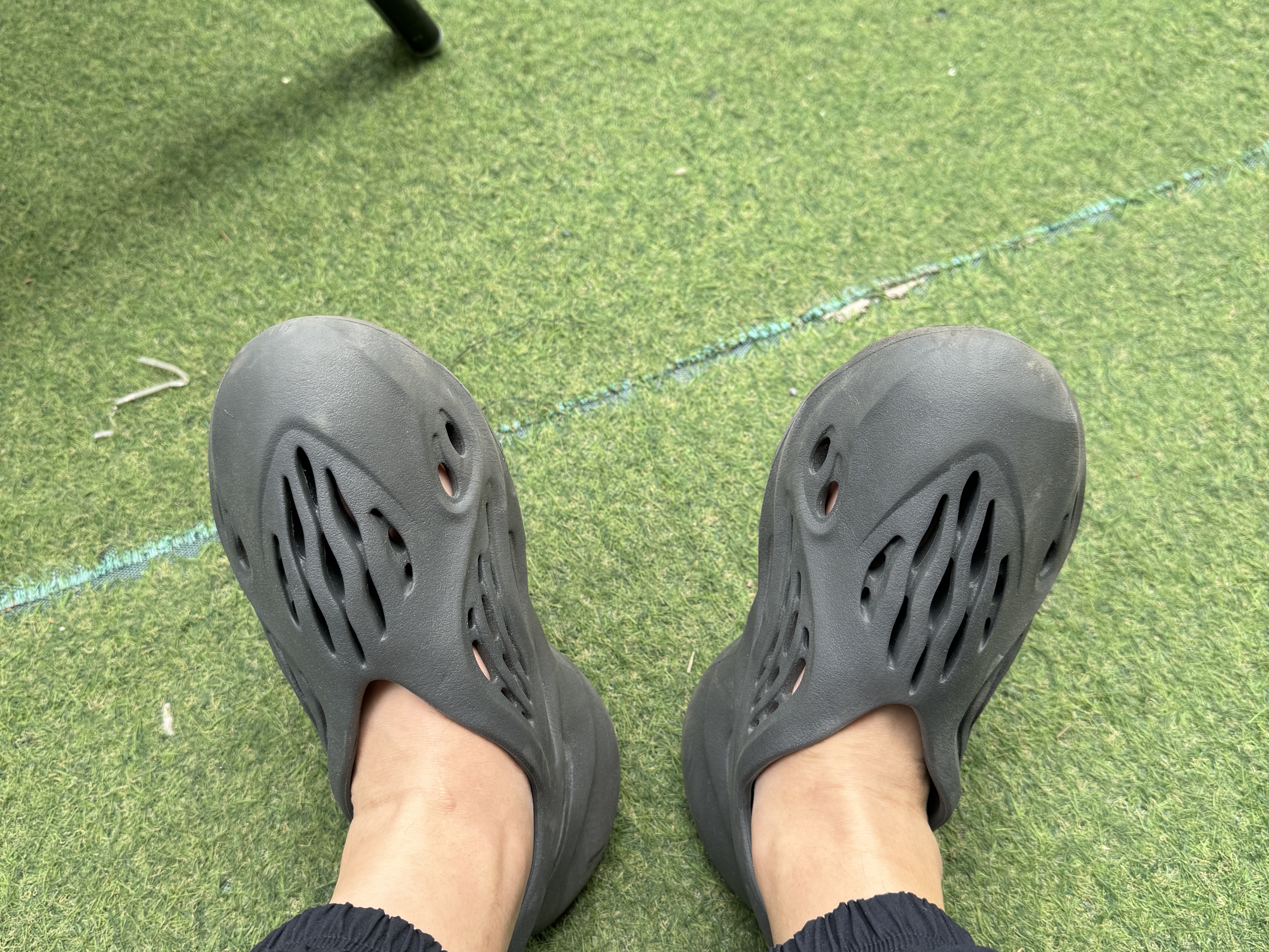 Adidas Yeezy Foam RNNR Carbon 착용 스타일