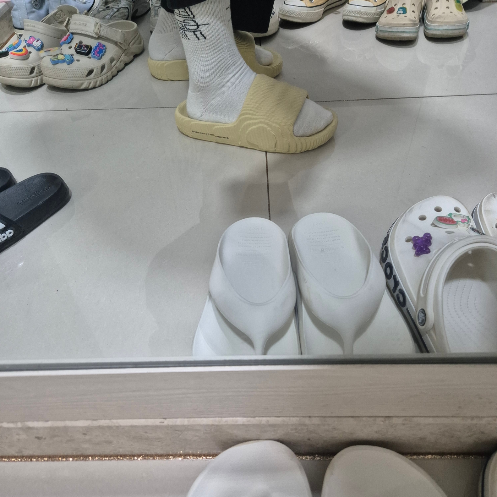 Adidas Adilette 22 Desert Sand 착용 스타일 - 3