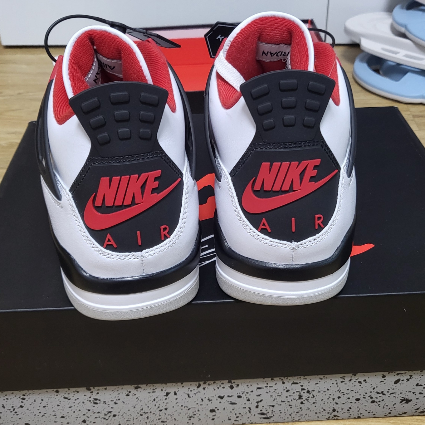 Jordan 4 Retro OG Fire Red 2020, Jordan 4 Retro Industrial Blue 착용 스타일 - 2