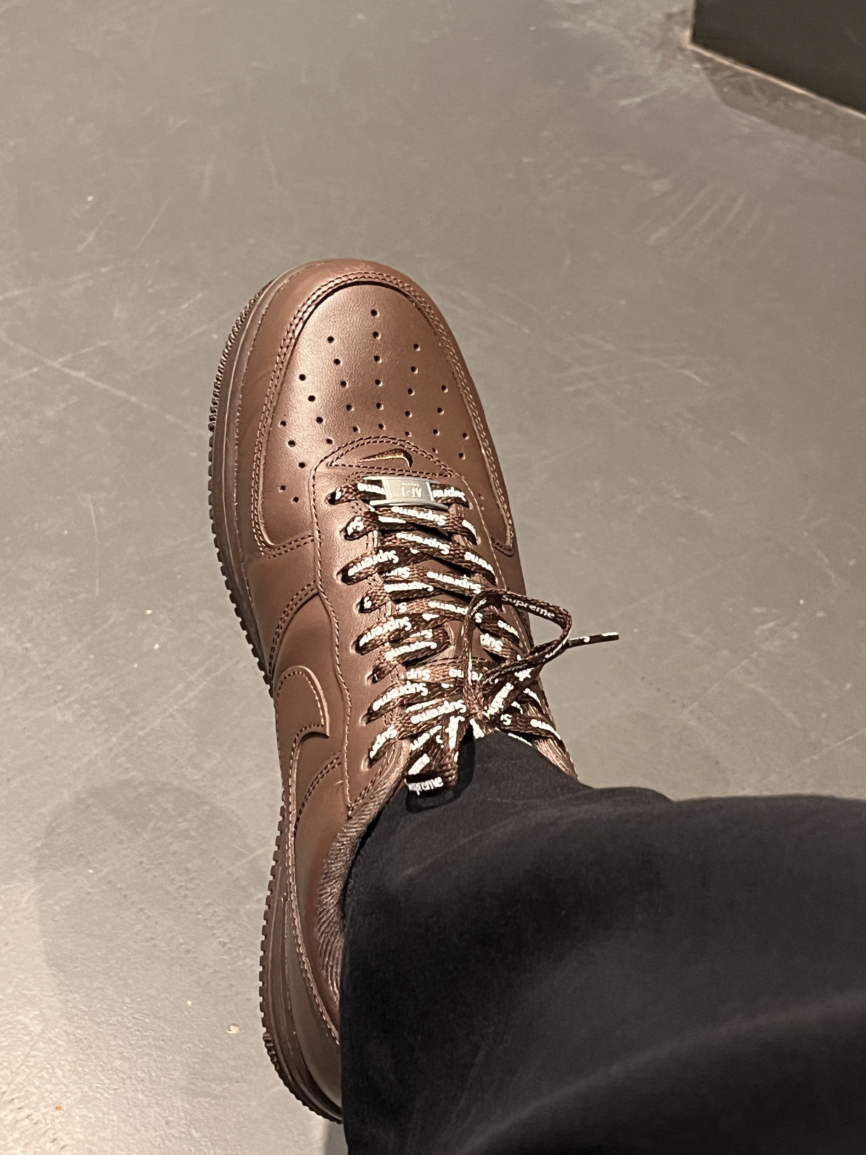 Nike x Supreme Air Force 1 Low Baroque Brown 착용 스타일