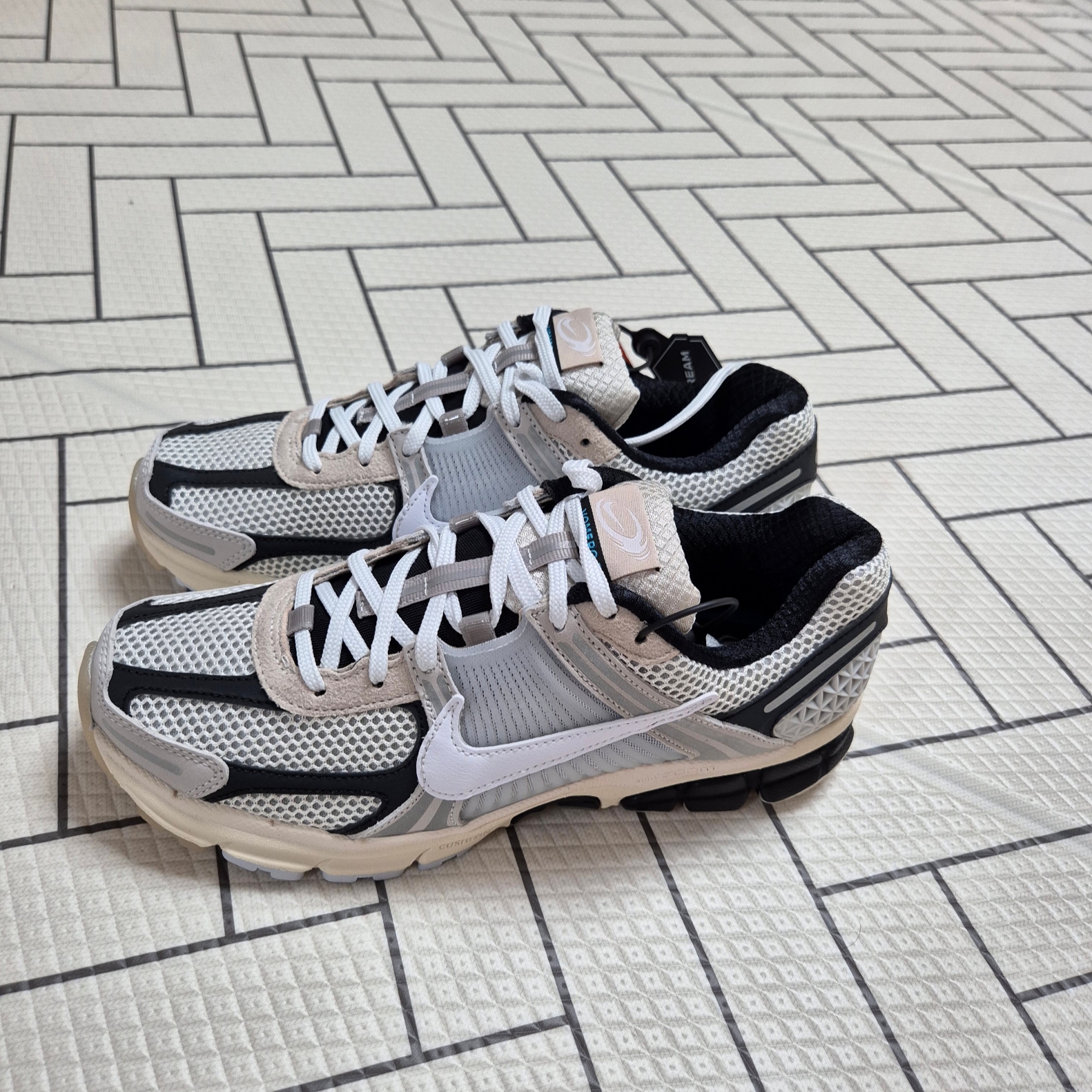 Nike Zoom Vomero 5 Light Bone and Black 착용 스타일 - 2