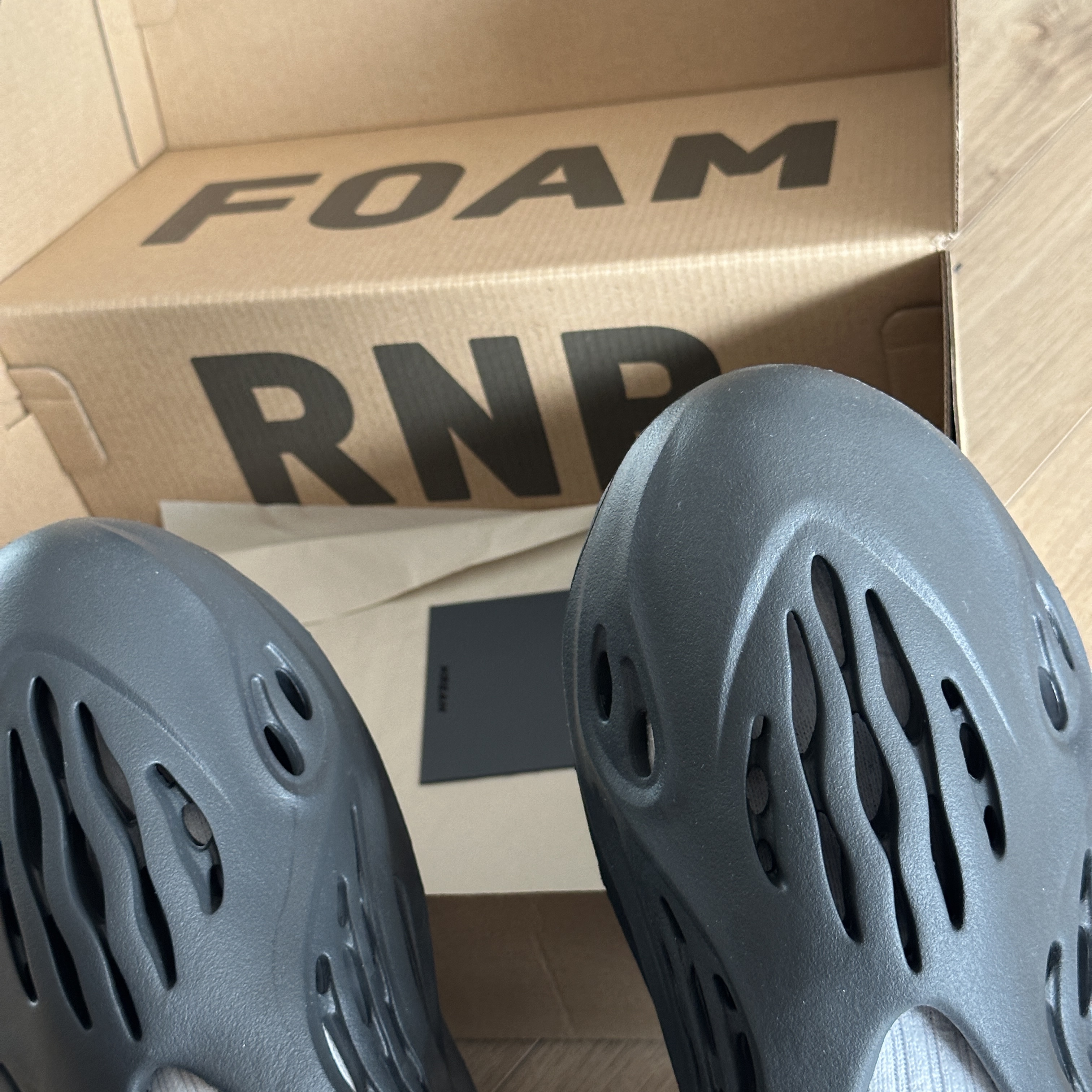 Adidas Yeezy Foam RNNR Onyx 착용 스타일 - 2