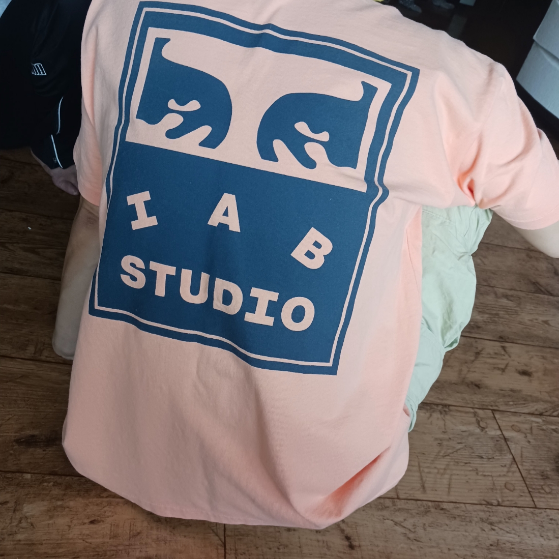 IAB Studio x Obey Eyes Icon T-Shirt Melon, New Balance 992 Made in USA Grey - D Standard 착용 스타일 - 1