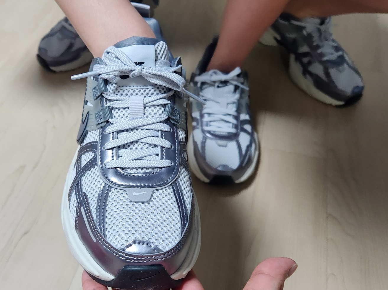 Nike V2K Run Pure Platinum Wolf Grey 착용 스타일 - 1