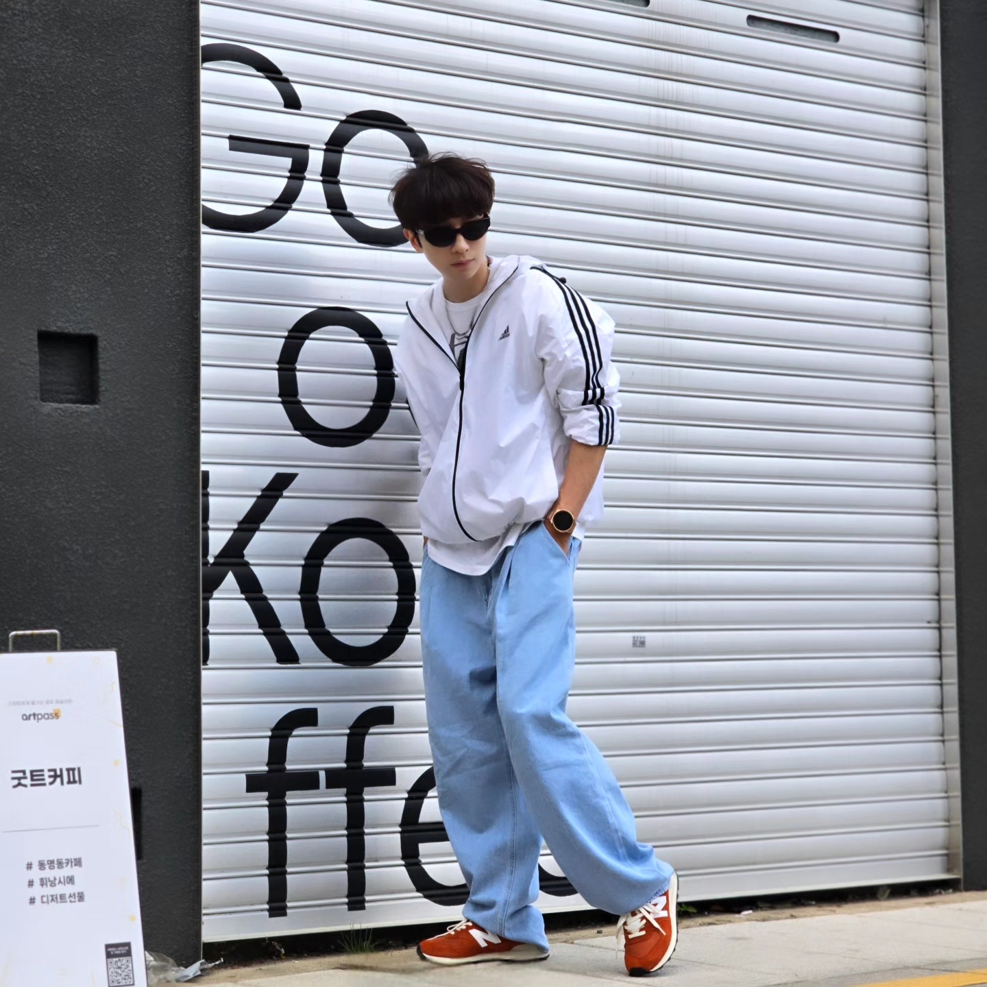 Adidas Essential 3S Woven Windbreaker Jacket White - KR Sizing, Stussy x Goldie Metalheadz 30 T-Shirt White 착용 스타일 - 5