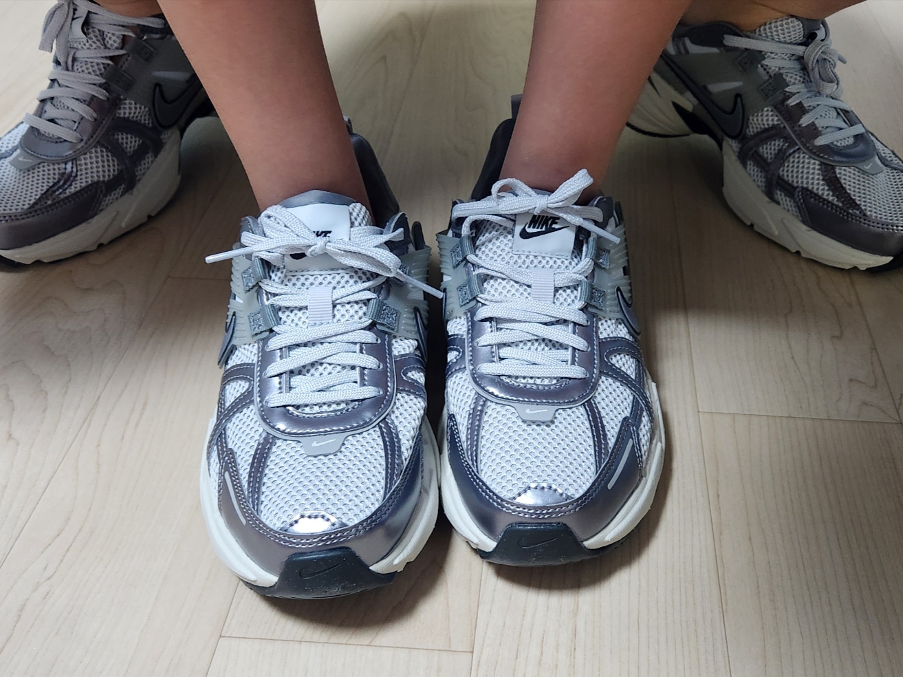 Nike V2K Run Pure Platinum Wolf Grey 착용 스타일 - 2