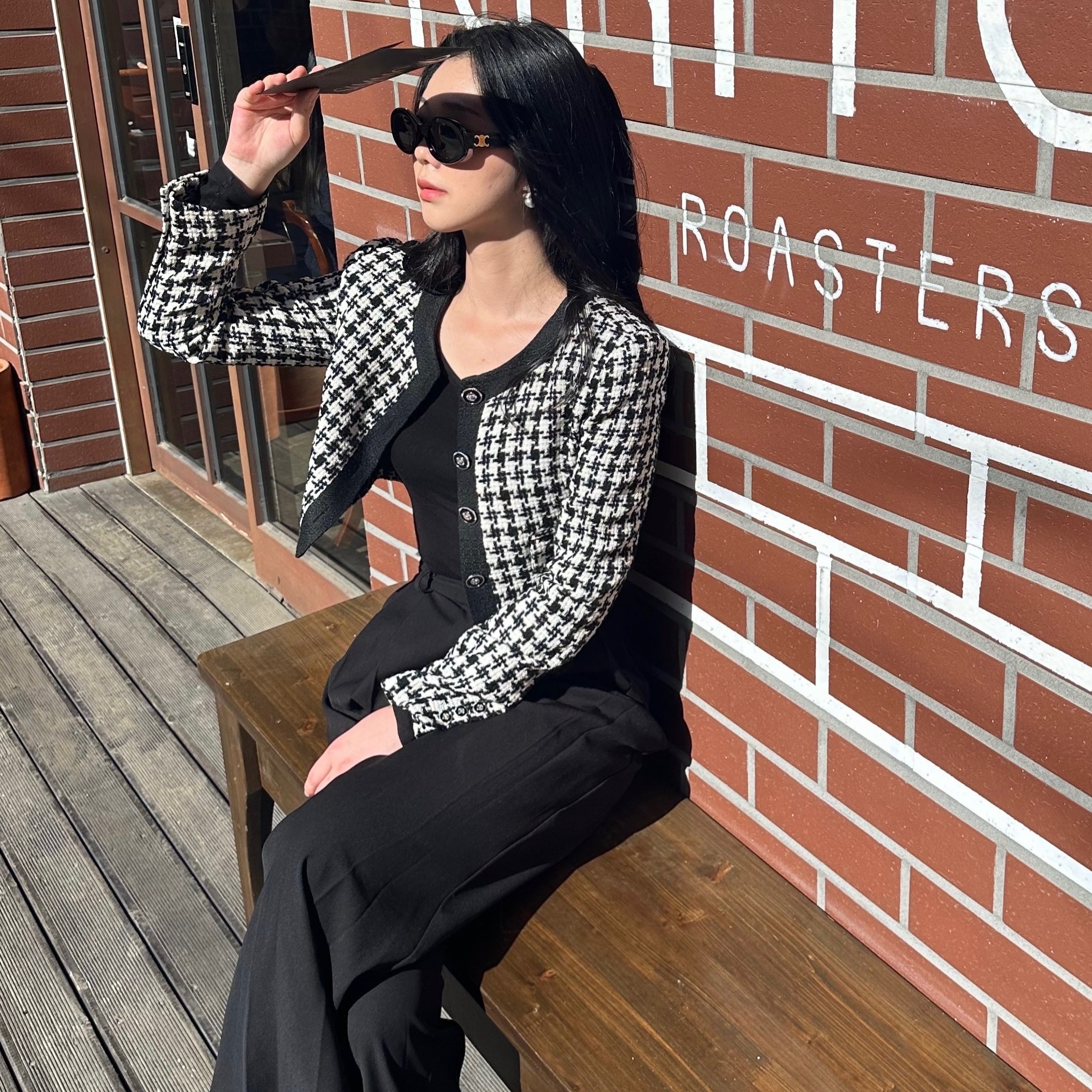 (W) Celine Triomphe 01 Sunglasses in Acetate Black, Cardinal Red Hawoo-A Bag White 착용 스타일 - 1