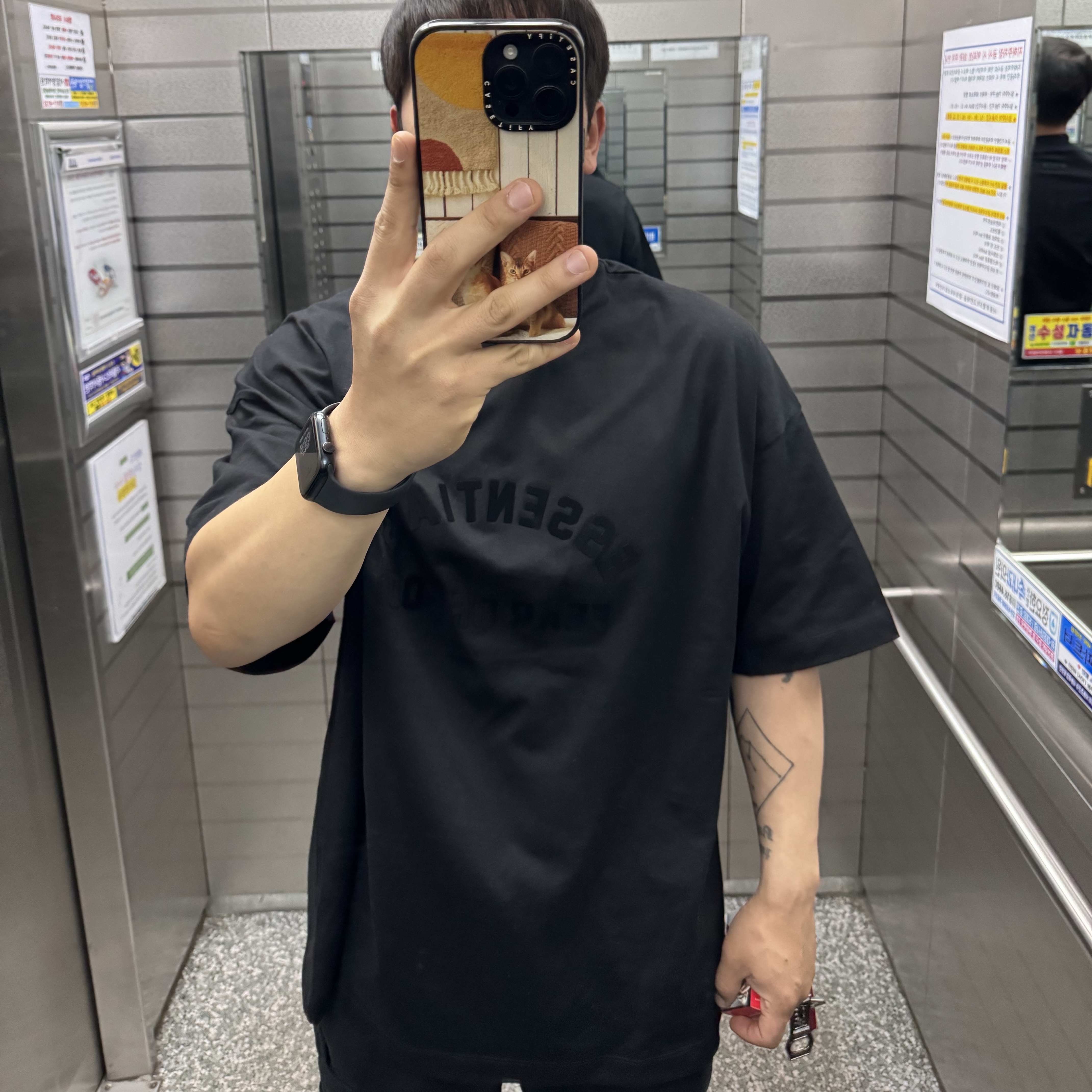 Essentials The Black Collection T-Shirt Black - 23SS, Stone Island 64651 Fleece Bermuda Shorts Black - 22SS 착용 스타일 - 1