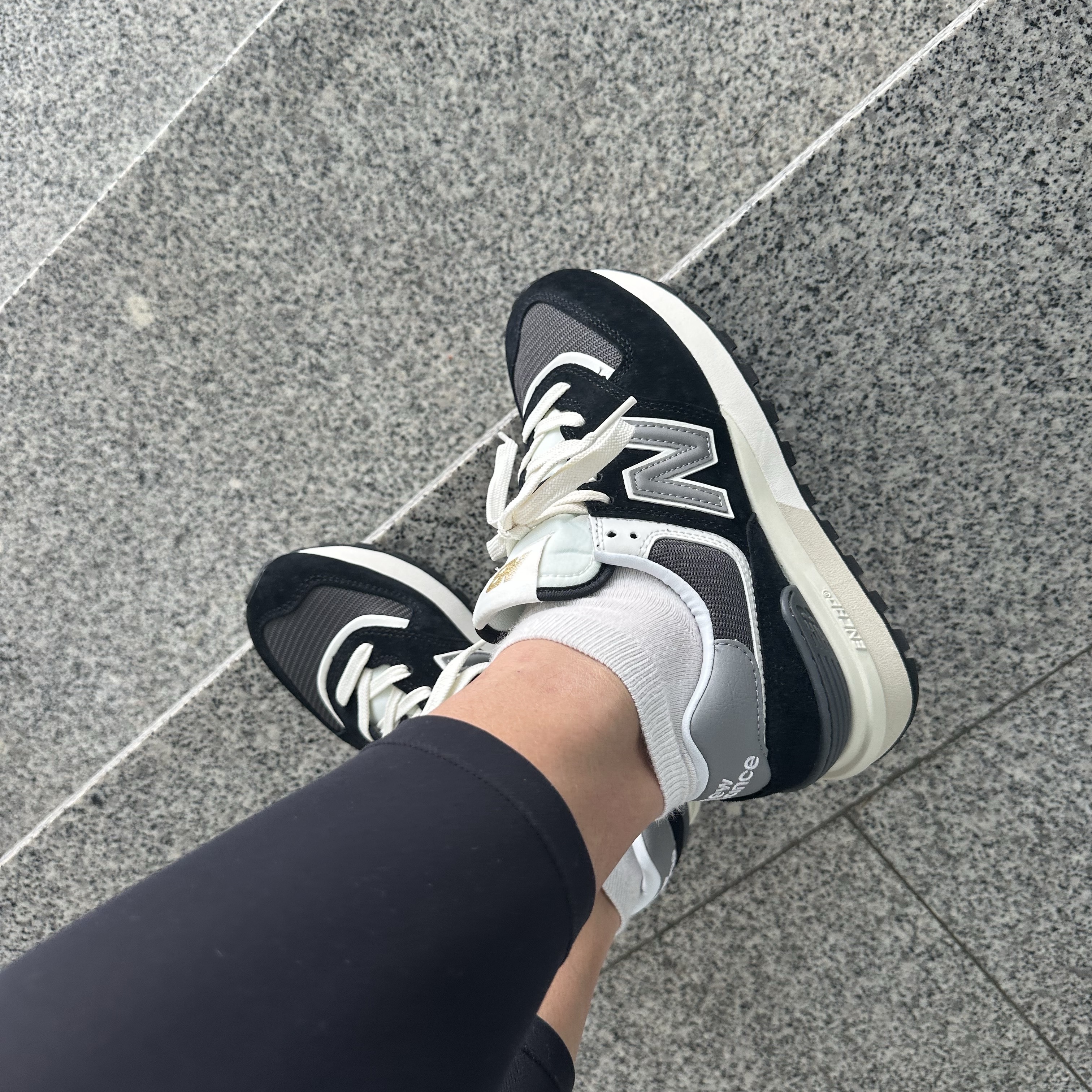 New Balance 574 Legacy Black 착용 스타일 - 2
