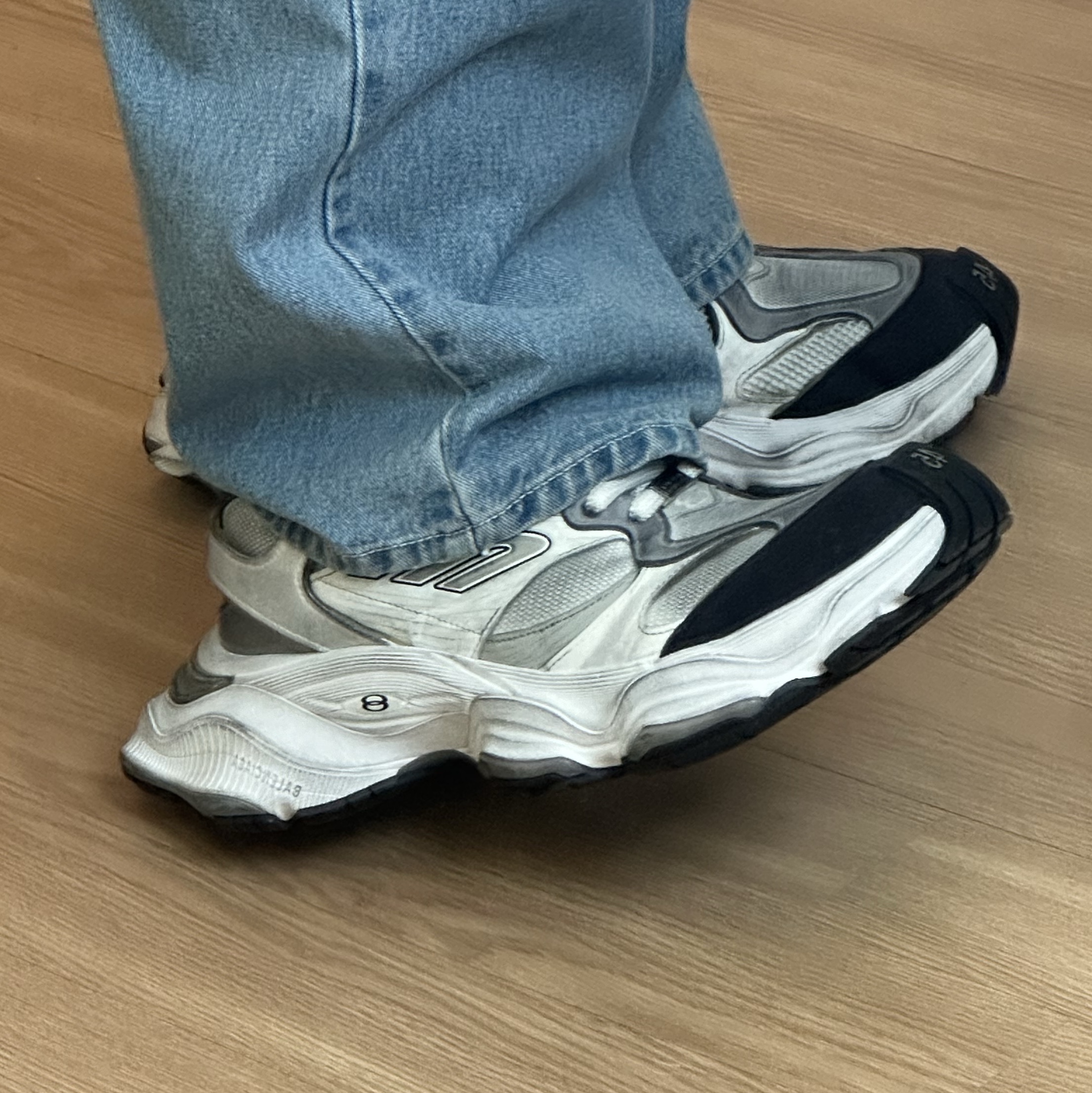 Balenciaga Cargo Sneakers White Grey 착용 스타일