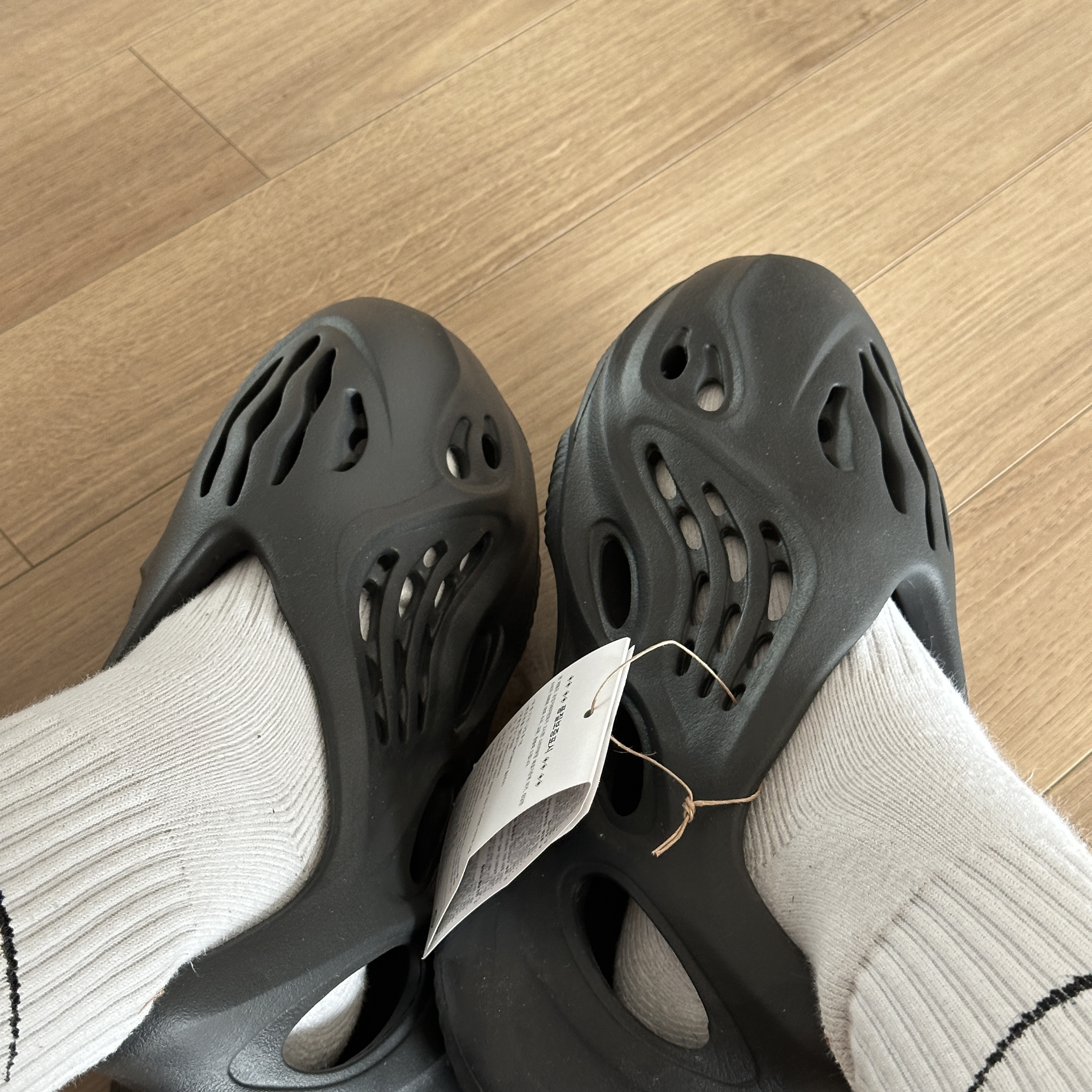 Adidas Yeezy Foam RNNR Onyx 착용 스타일 - 3