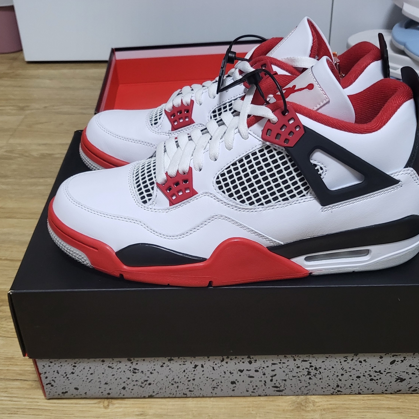 Jordan 4 Retro OG Fire Red 2020, Jordan 4 Retro Industrial Blue 착용 스타일 - 3