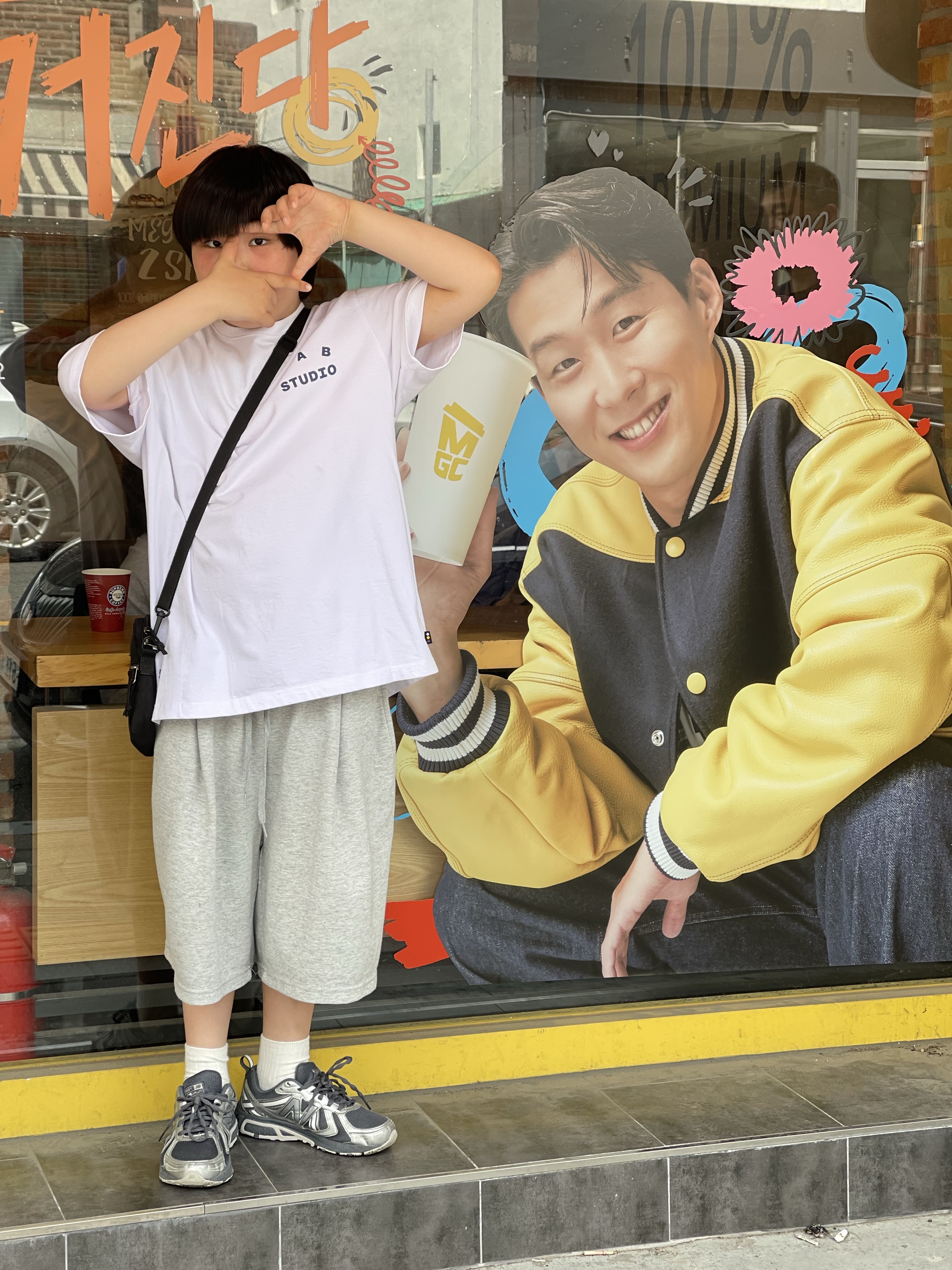 New Balance 410v5 Black Silver - 2E Wide, IAB Studio T-Shirt White Navy - 22FW 착용 스타일 - 1