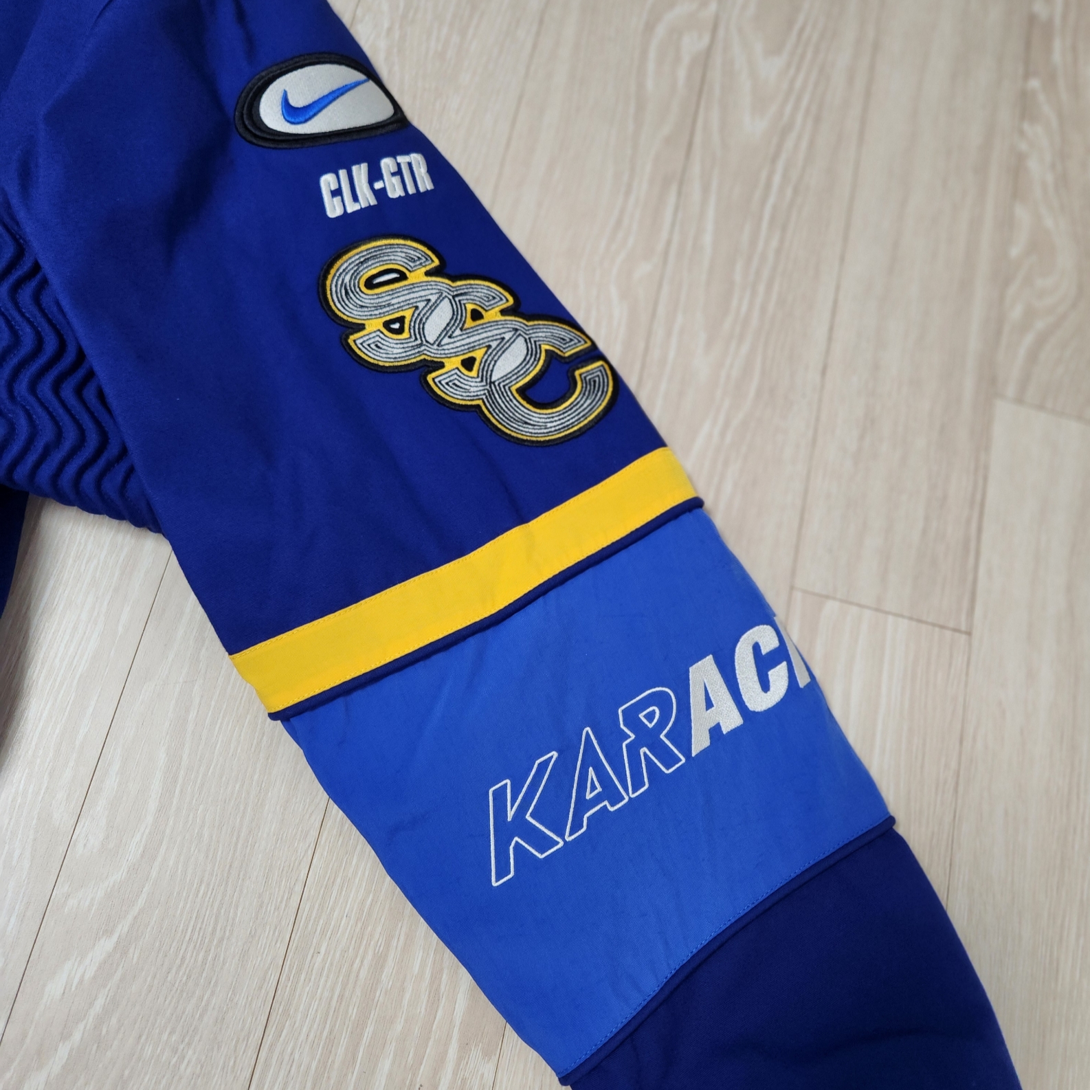 Nike x Drake Nocta x Kar L'Art De L'Automobile Racing Jacket Deep Royal Blue (FD2194-455), Nike x Drake Nocta x Kar L'Art De L'Automobile Pant Deep Royal Blue (FD6510-455) 착용 스타일 - 8