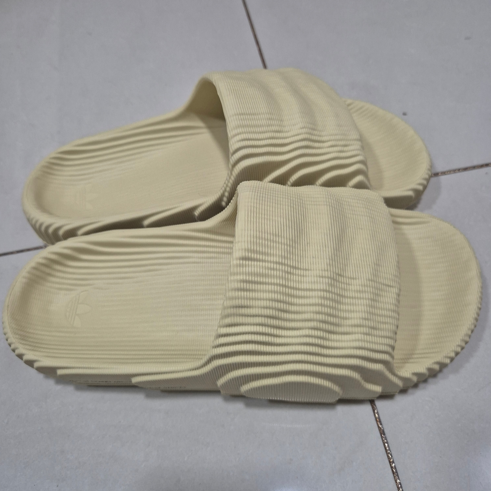 Adidas Adilette 22 Desert Sand 착용 스타일 - 2
