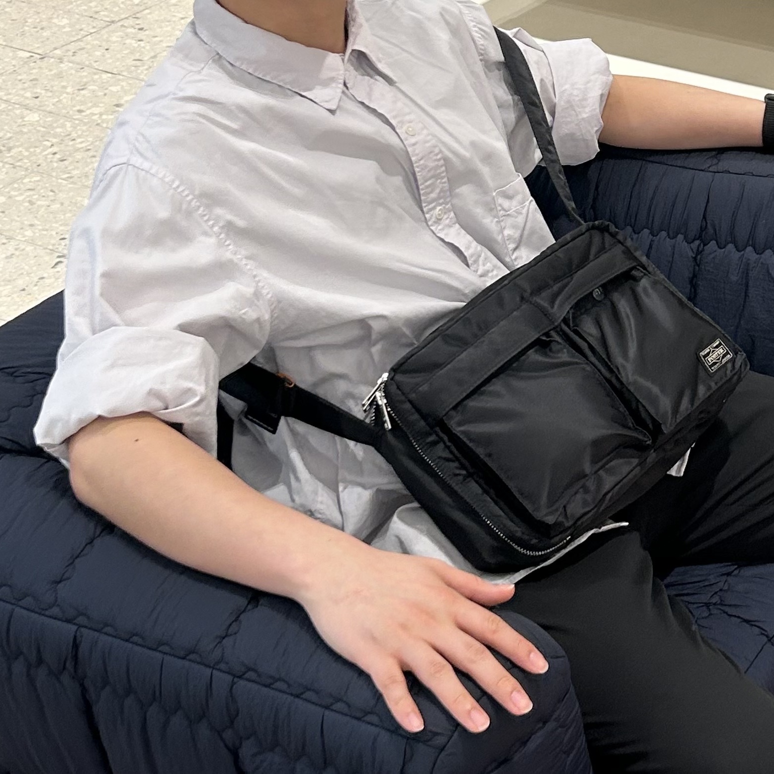 Porter Tanker Shoulder Bag L Black 착용 스타일