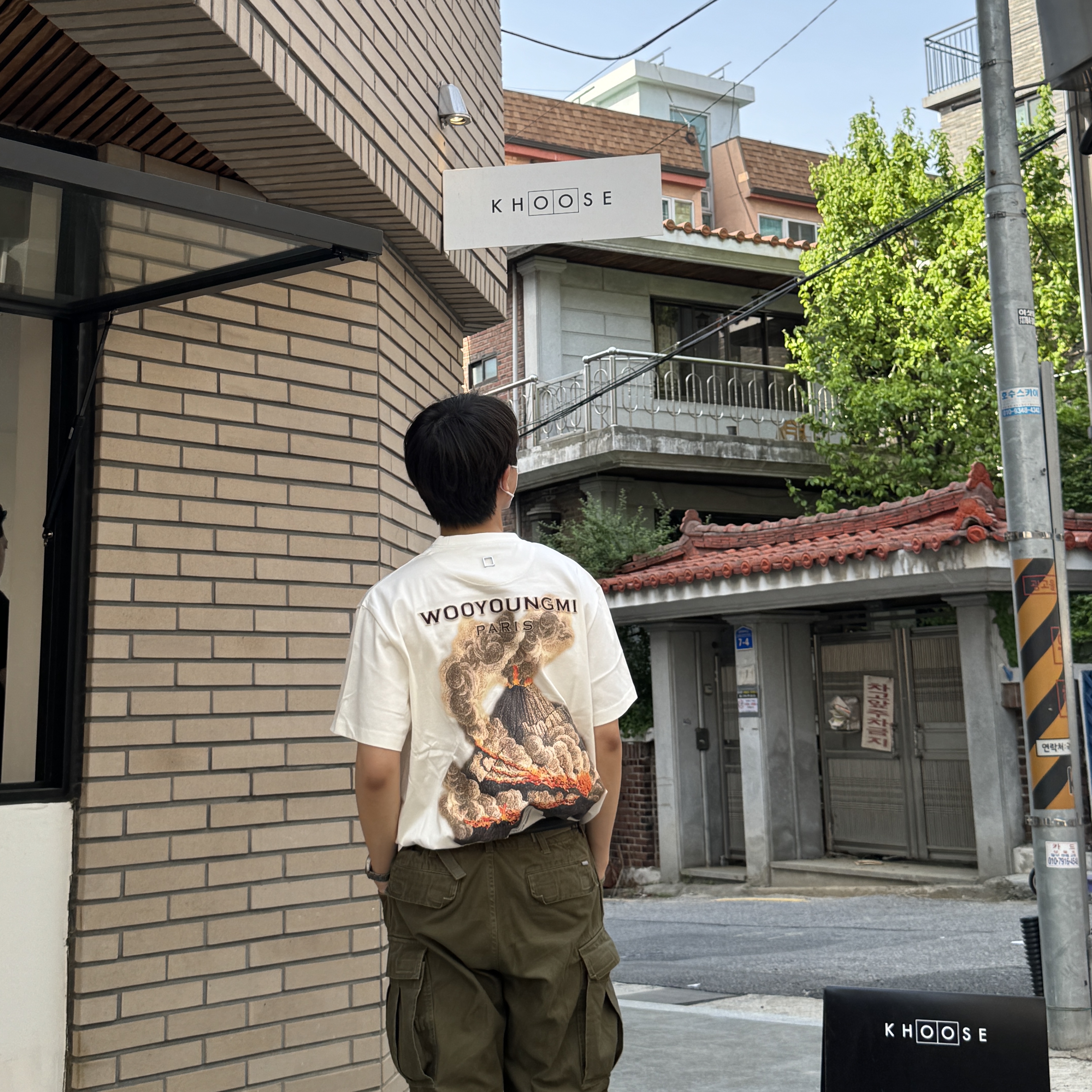 Wooyoungmi Volcano Back Logo T-Shirt Ivory, Saint Laurent Grained Leather Silver Monogram Slim Belt Black 착용 스타일 - 2