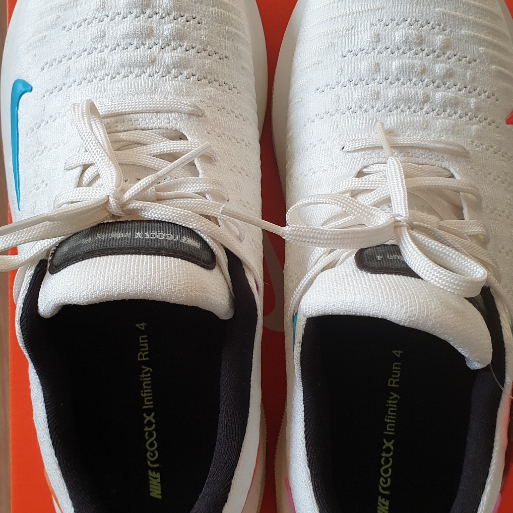Nike Infinity Run 4 SE White Fuchsia Dream 착용 스타일 - 1