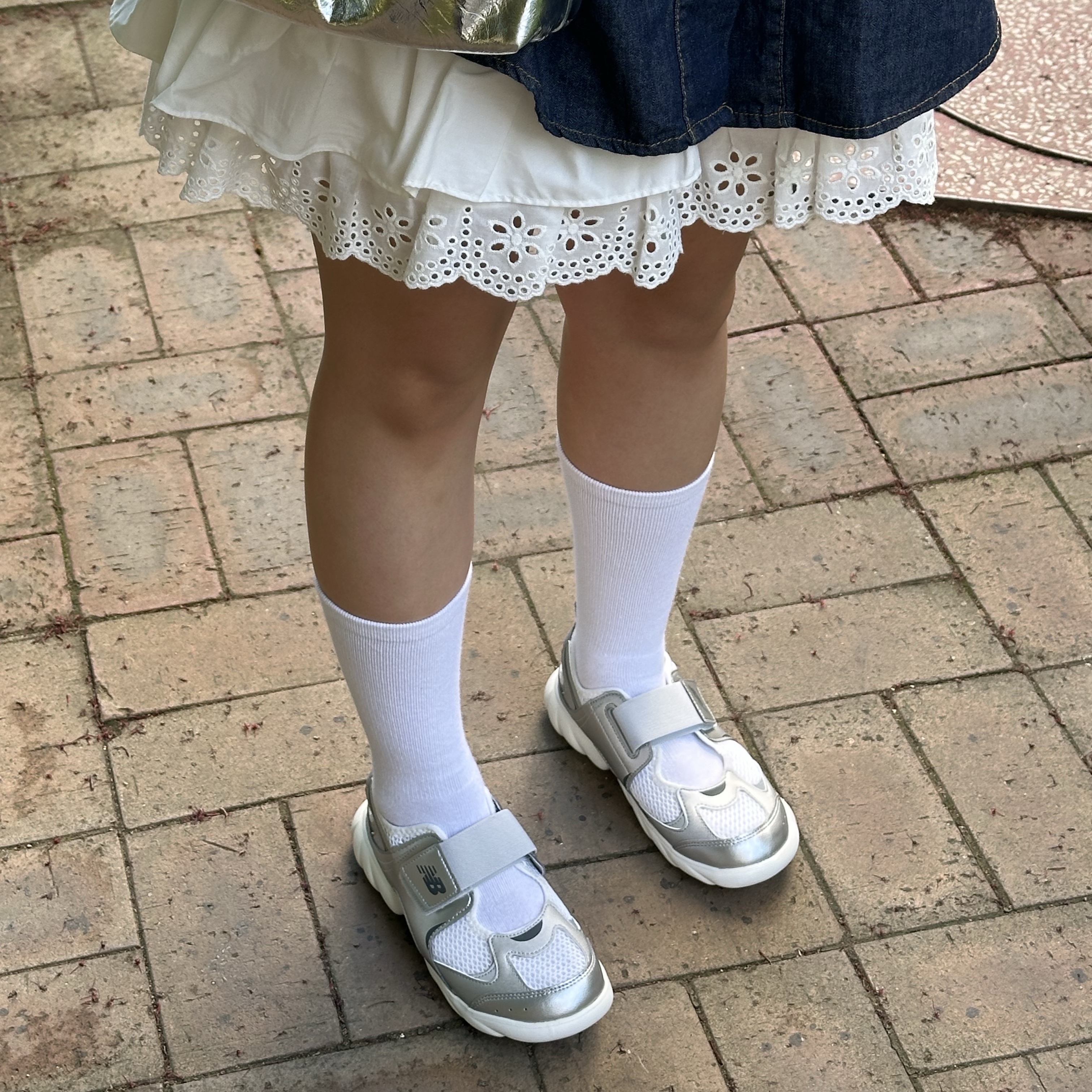 (Kids) New Balance Freedle 920 Sandal Silver 착용 스타일