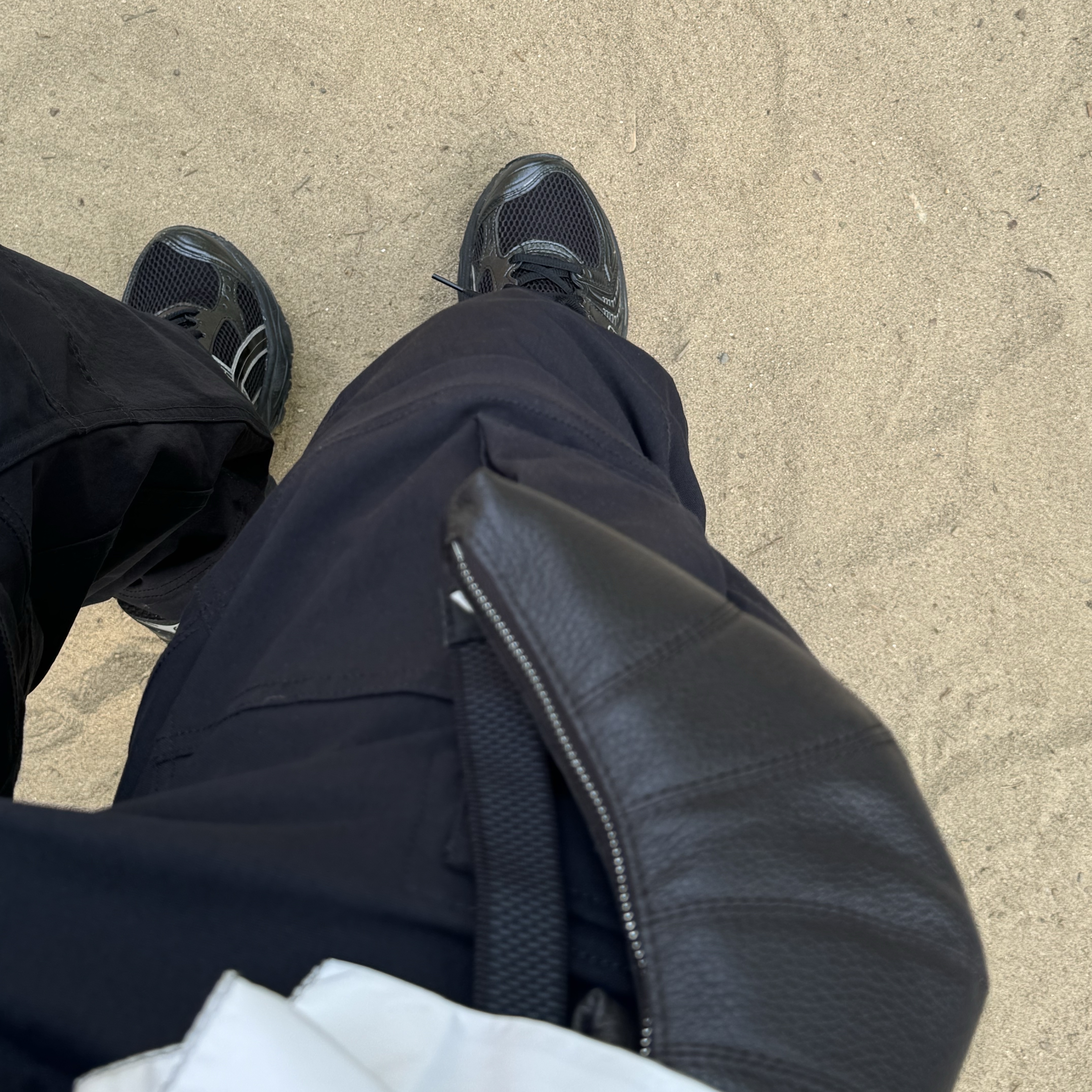 Asics Gel-Kayano 14 Black Pure Silver, Lemaire Croissant Coin Purse Necklace Soft Grained Leather Dark Chocolate 착용 스타일