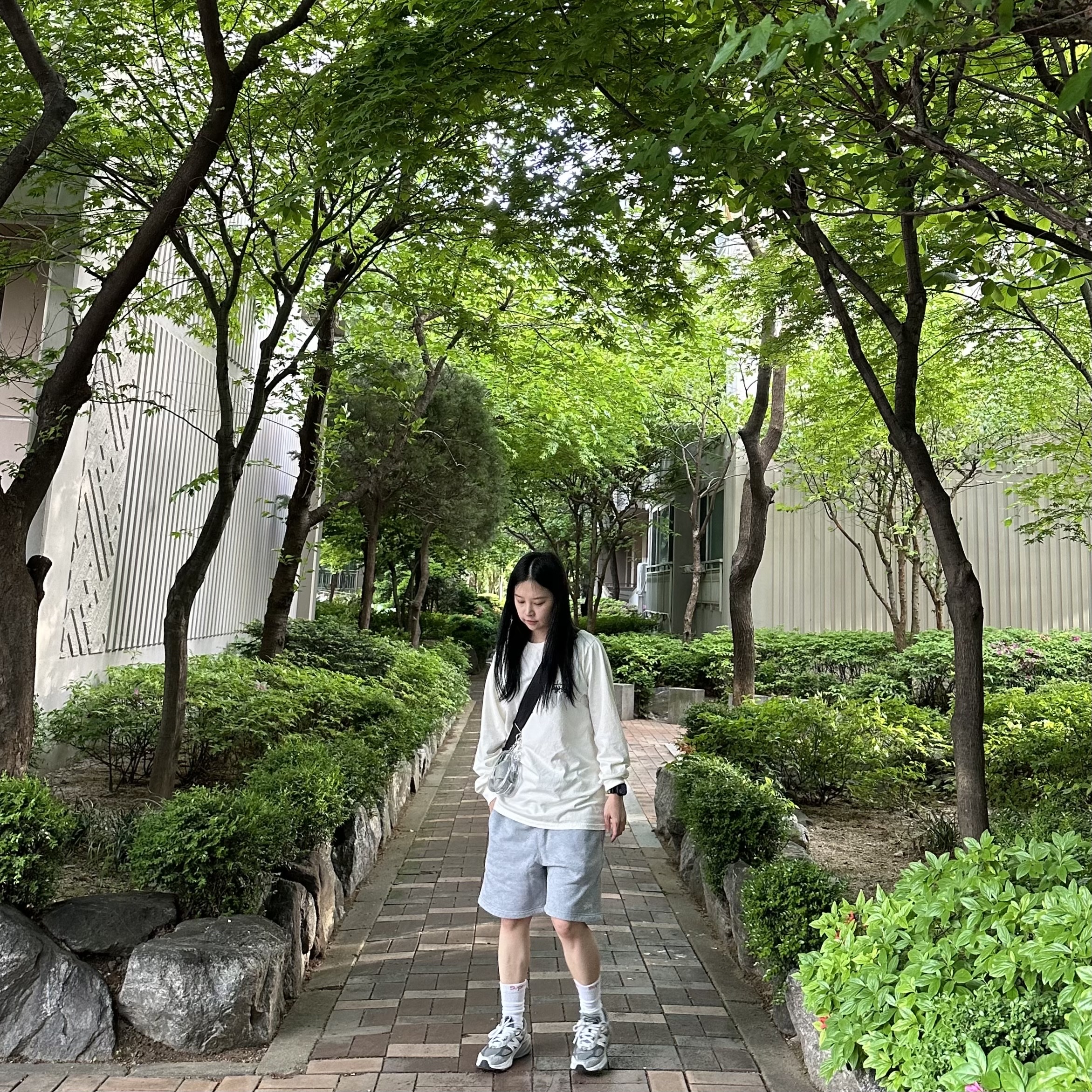 Stussy Basic Stussy Pigment Dyed LS T-Shirt Natural 2024, Stussy Stock Logo Sweatshorts Grey Heather 착용 스타일