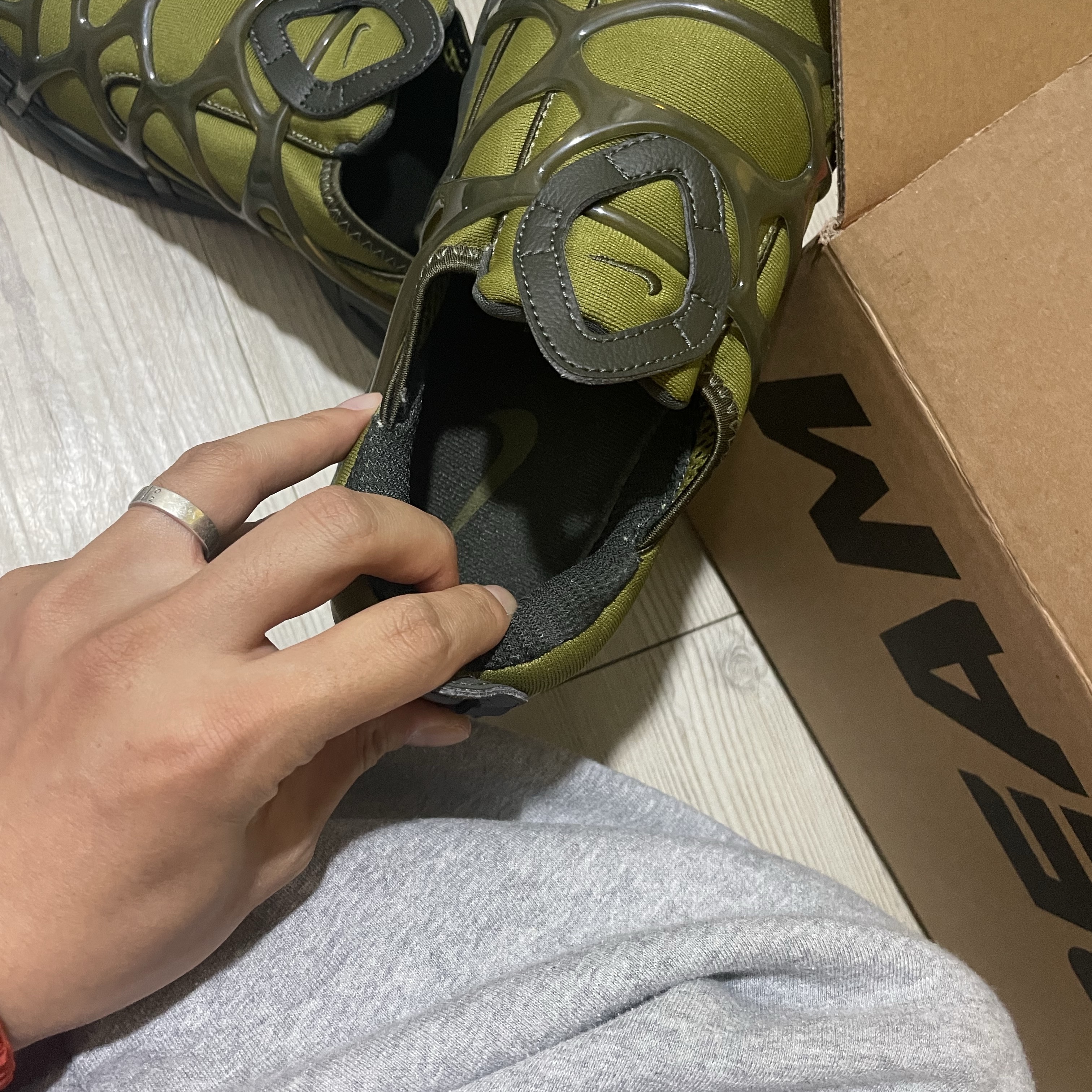Nike Air Kukini Pilgrim Sequoia 착용 스타일 - 4