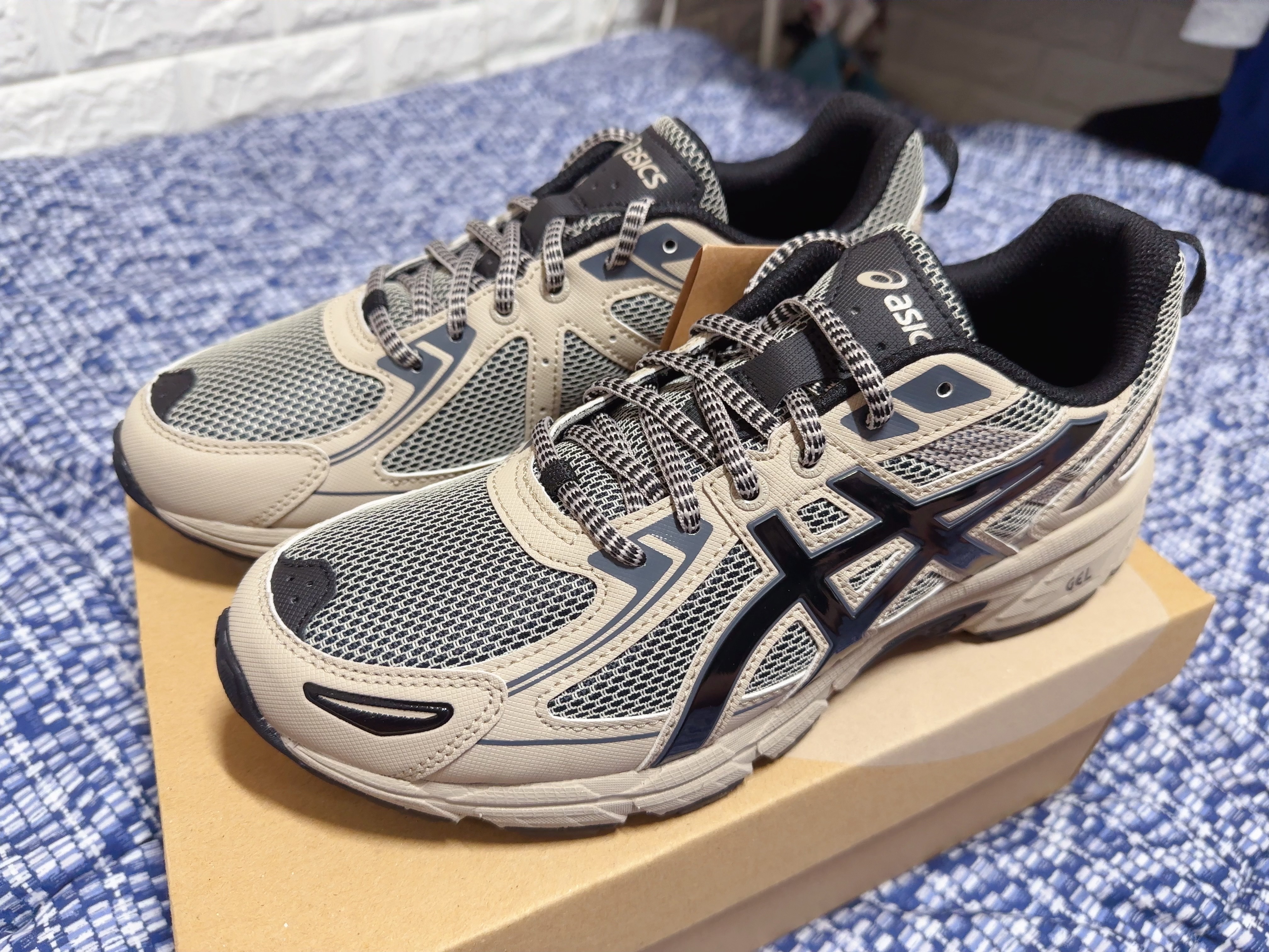 Asics Gel-Venture 6 Feather Grey Black 착용 스타일 - 1