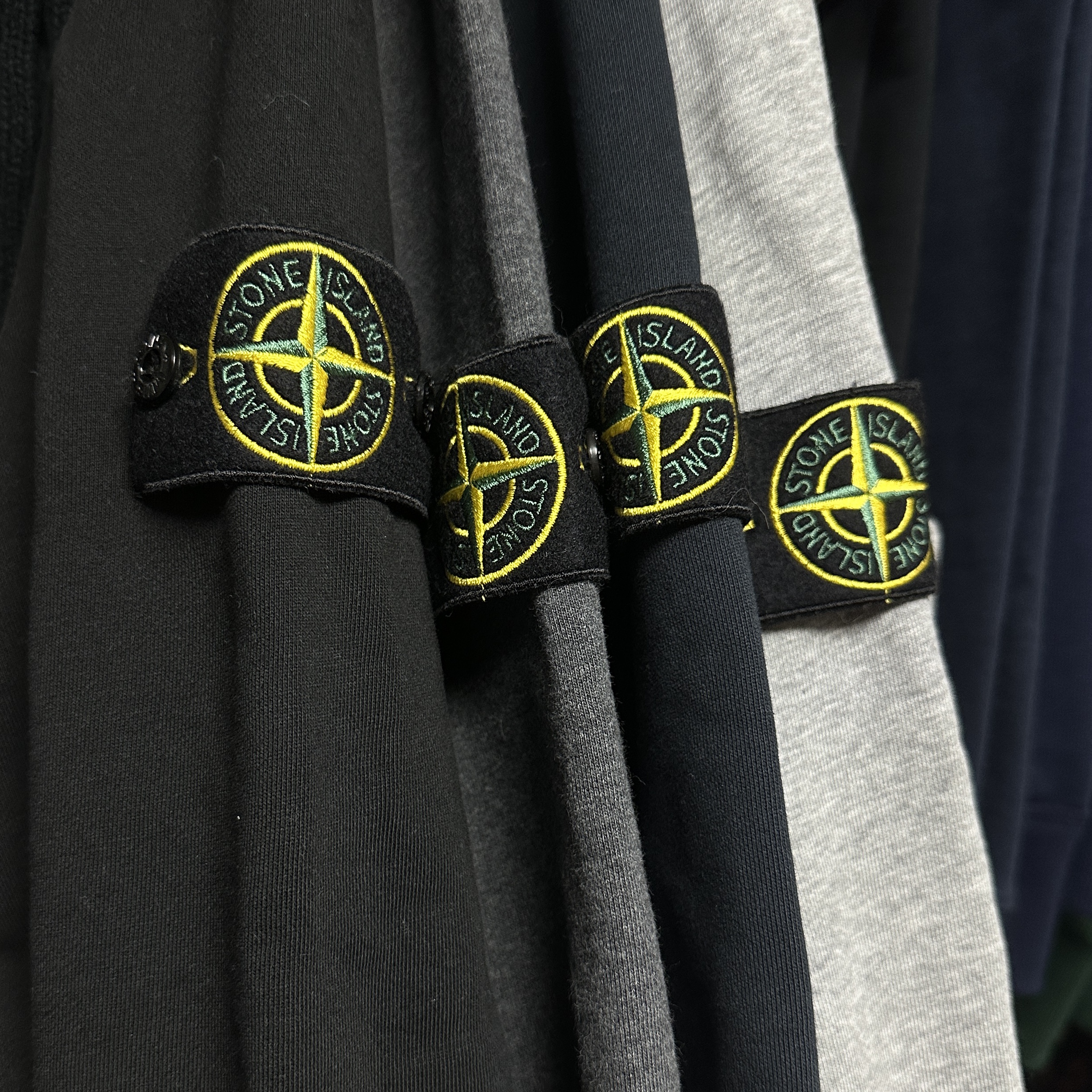 Stone Island 63051 Cotton Fleece Garment Dyed Sweatshirt Black - 24SS, Stone Island 63051 Cotton Fleece Garment Dyed Sweatshirt Dark Gray Melange - 23SS 착용 스타일