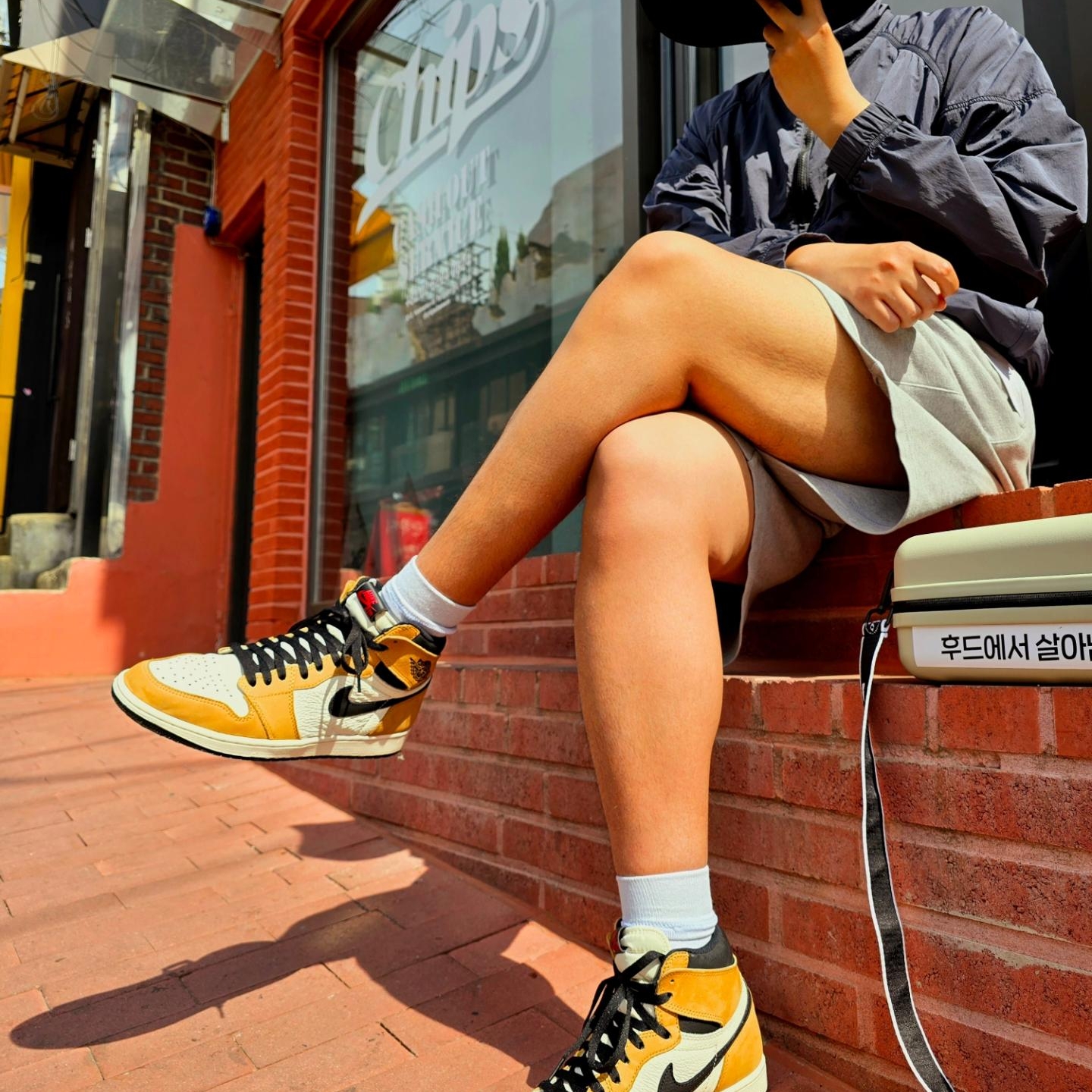 Nike x Stussy Windrunner Jacket Off Noir, Jordan 1 Retro High Rookie of the Year 착용 스타일 - 3