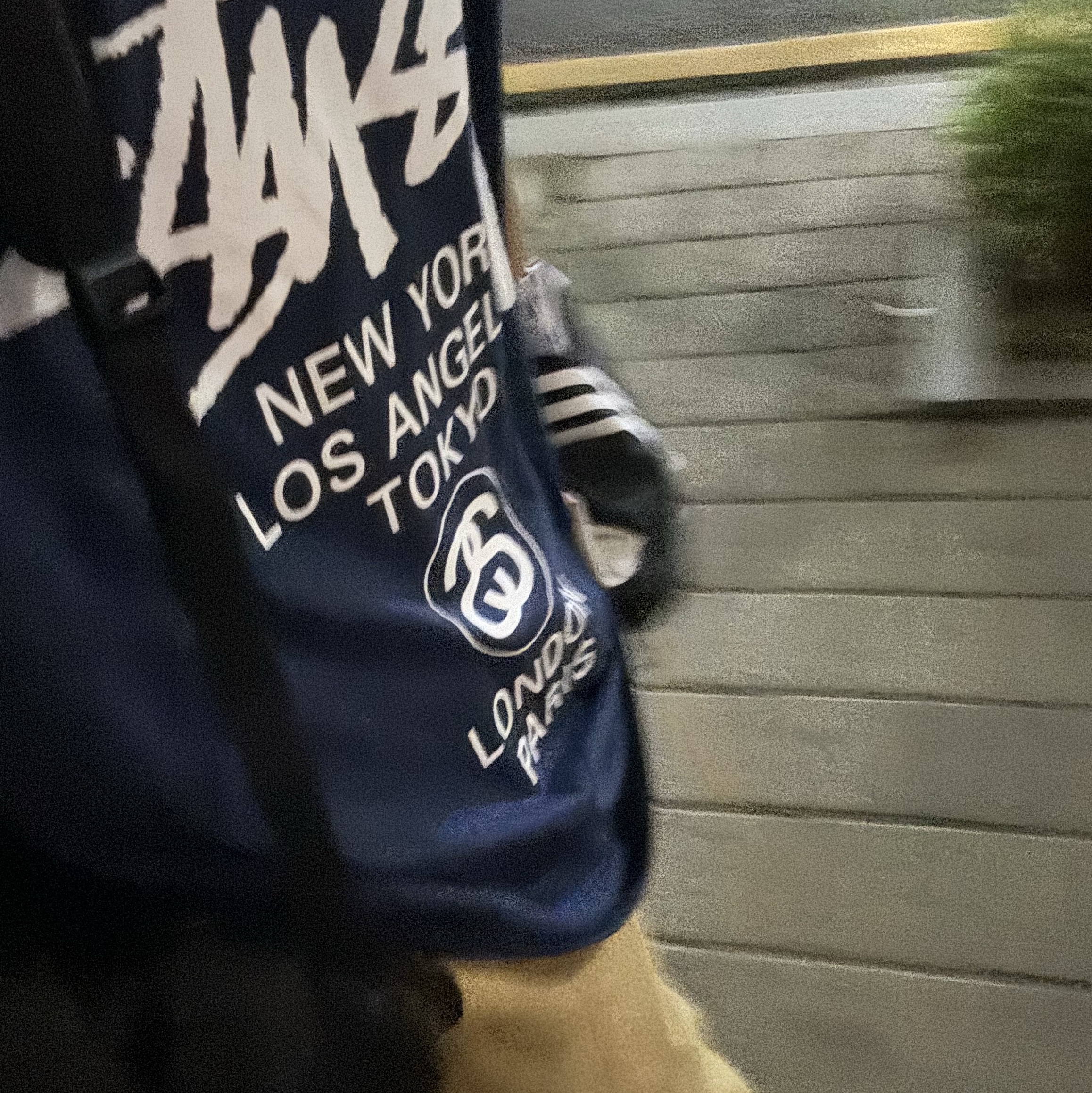 Stussy World Tour T-Shirt Navy 2024,2025 착용 스타일