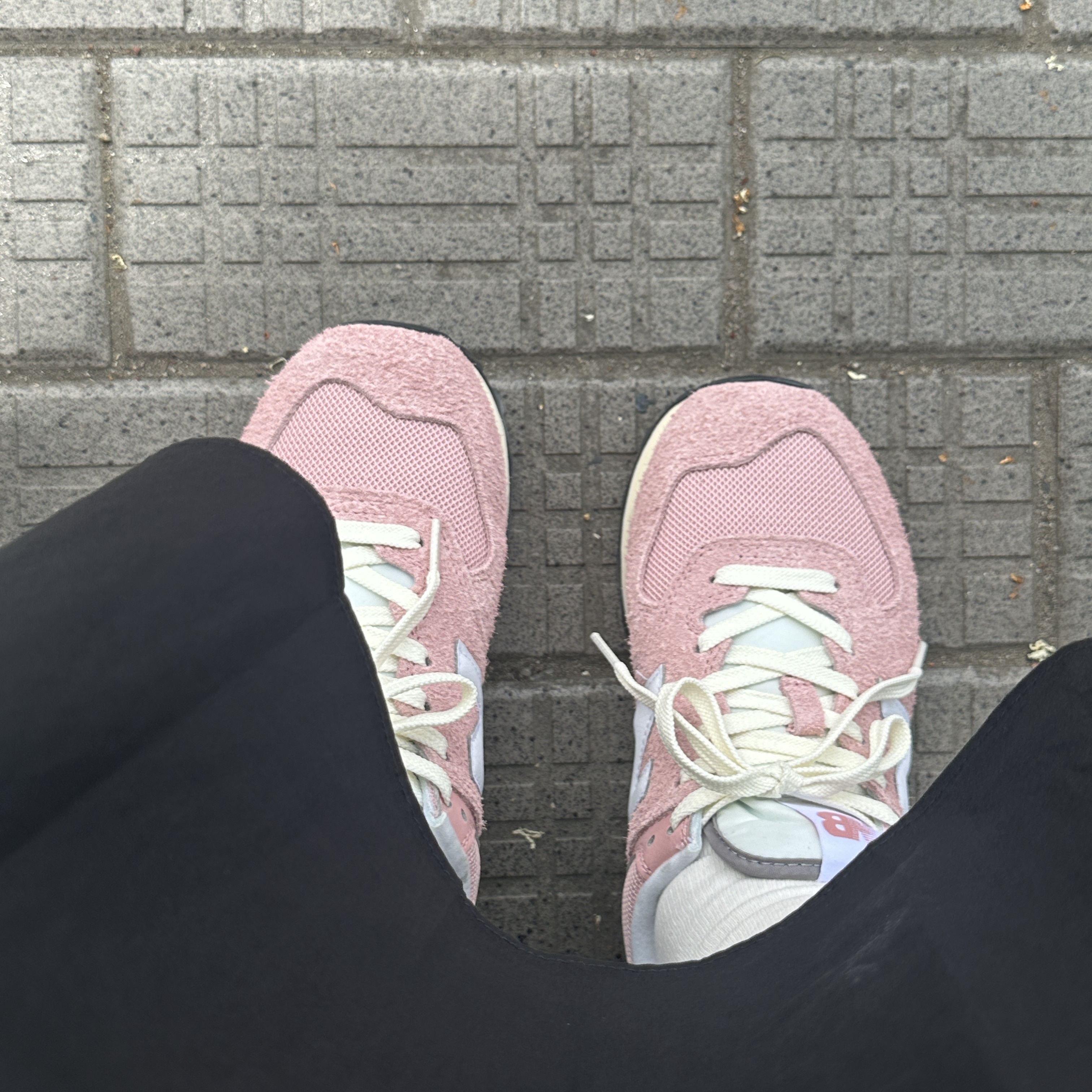 New Balance 574 Heritage Mellow Pink 착용 스타일