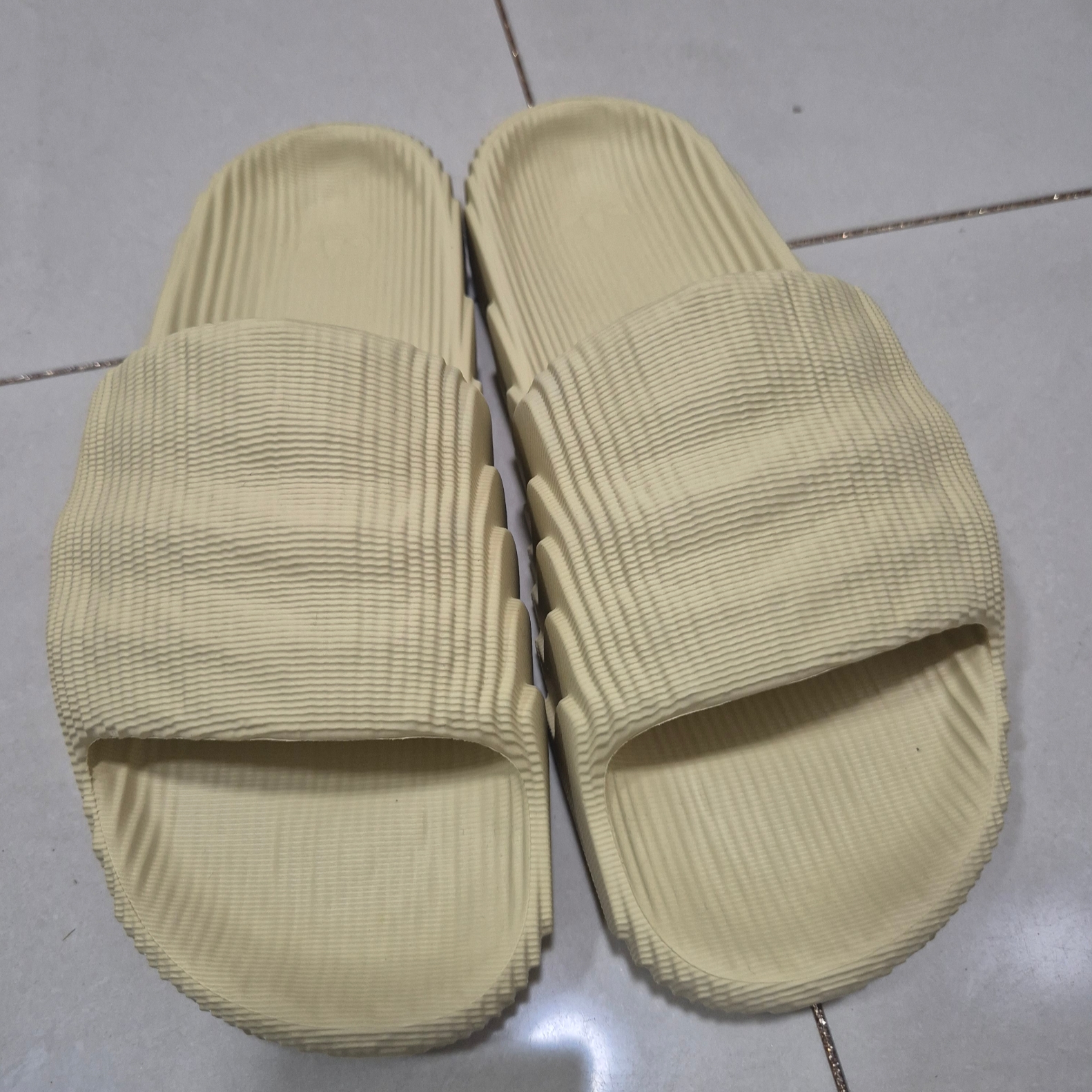 Adidas Adilette 22 Desert Sand 착용 스타일 - 1