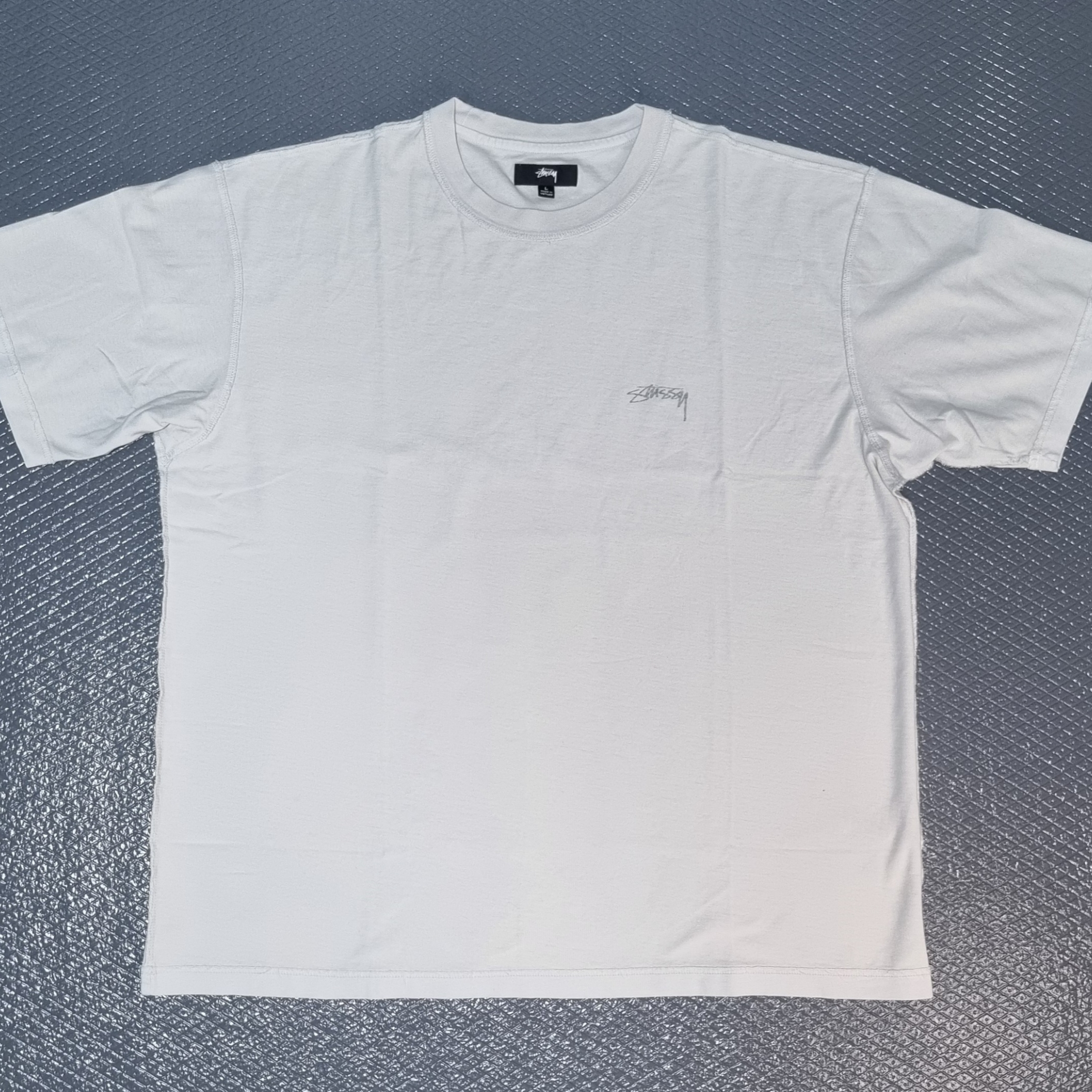Stussy Lazy T-Shirt Bone 착용 스타일 - 1