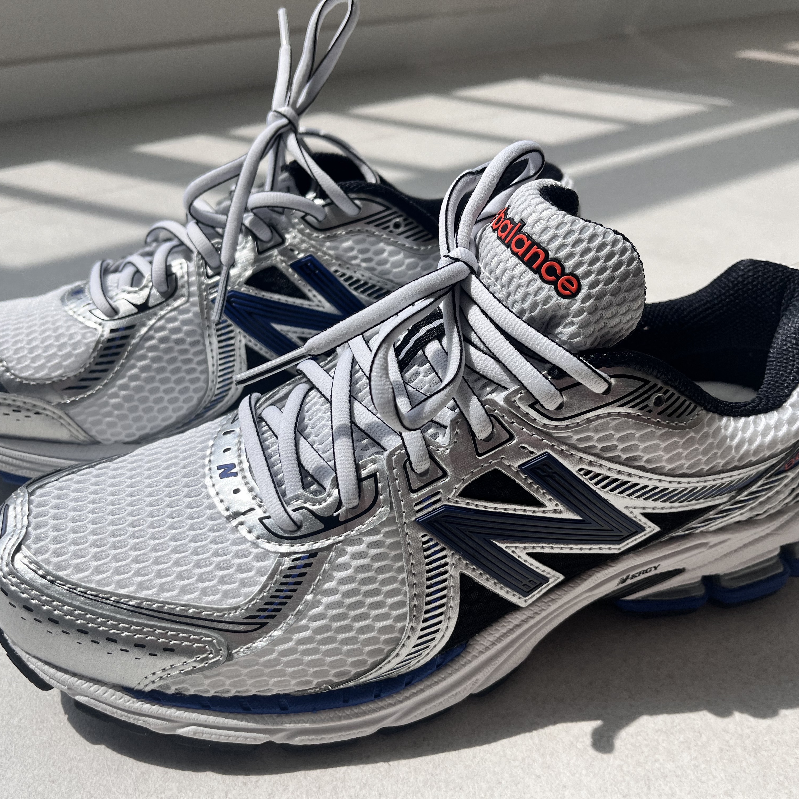 New Balance 860v2 Metallic Silver 착용 스타일 - 2