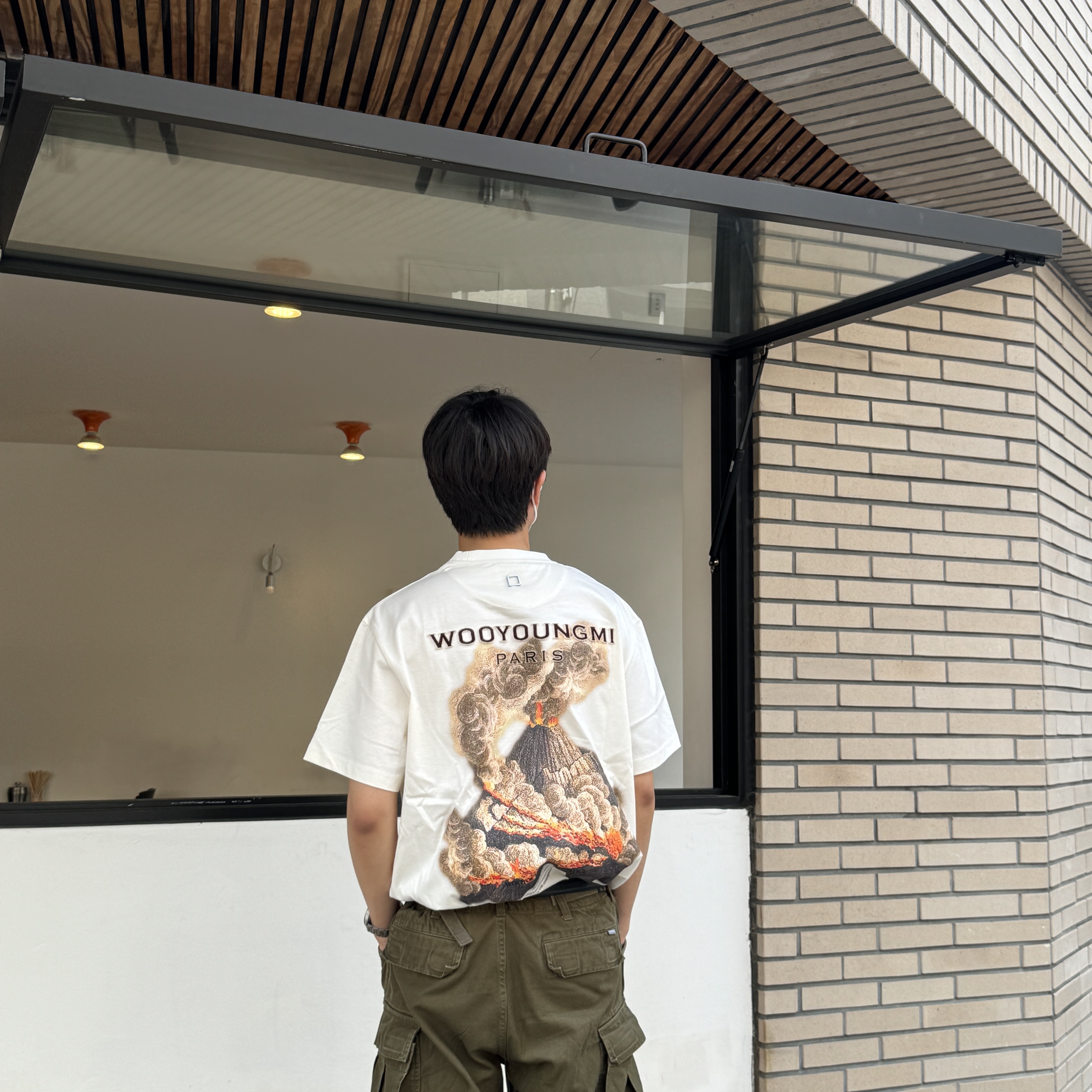Wooyoungmi Volcano Back Logo T-Shirt Ivory, Saint Laurent Grained Leather Silver Monogram Slim Belt Black 착용 스타일 - 1