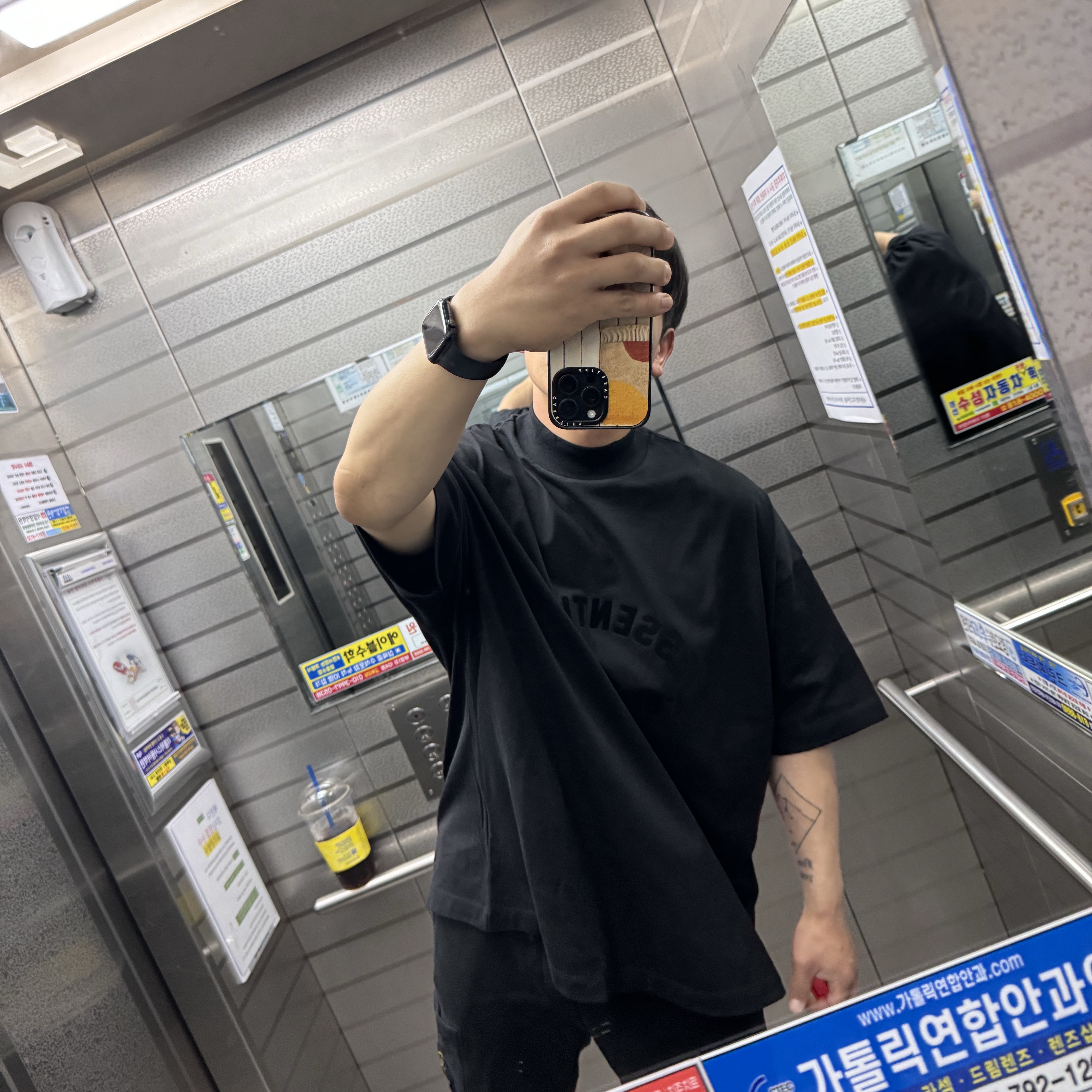 Essentials The Black Collection T-Shirt Black - 23SS, Stone Island 64651 Fleece Bermuda Shorts Black - 22SS 착용 스타일 - 2