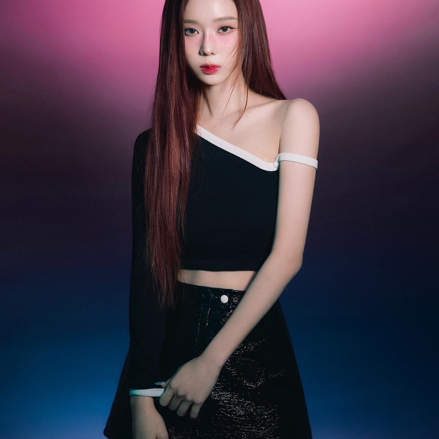 (W) Courreges One Shoulder Logo Crop Long Sleeve Top Black 착용 스타일