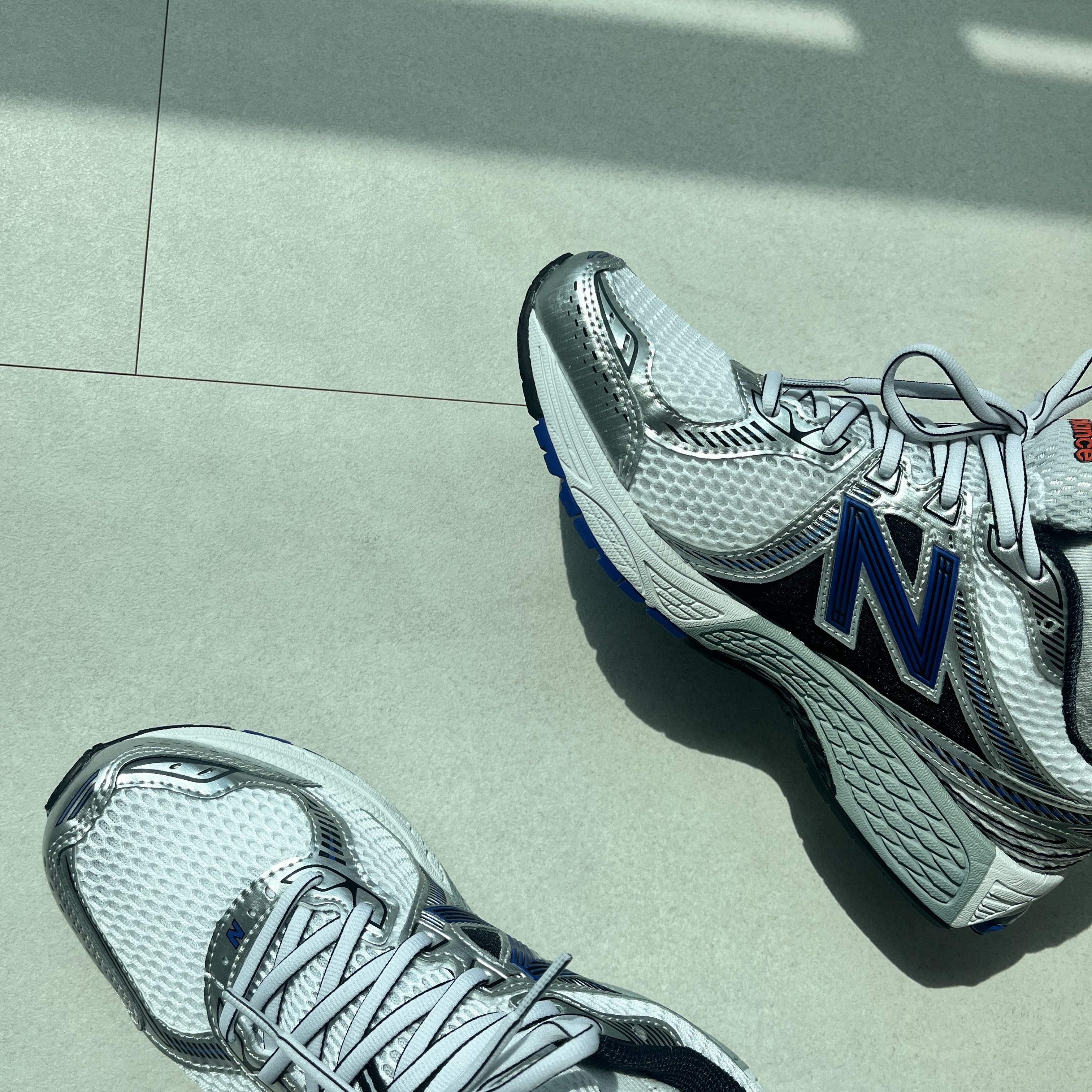 New Balance 860v2 Metallic Silver 착용 스타일 - 1