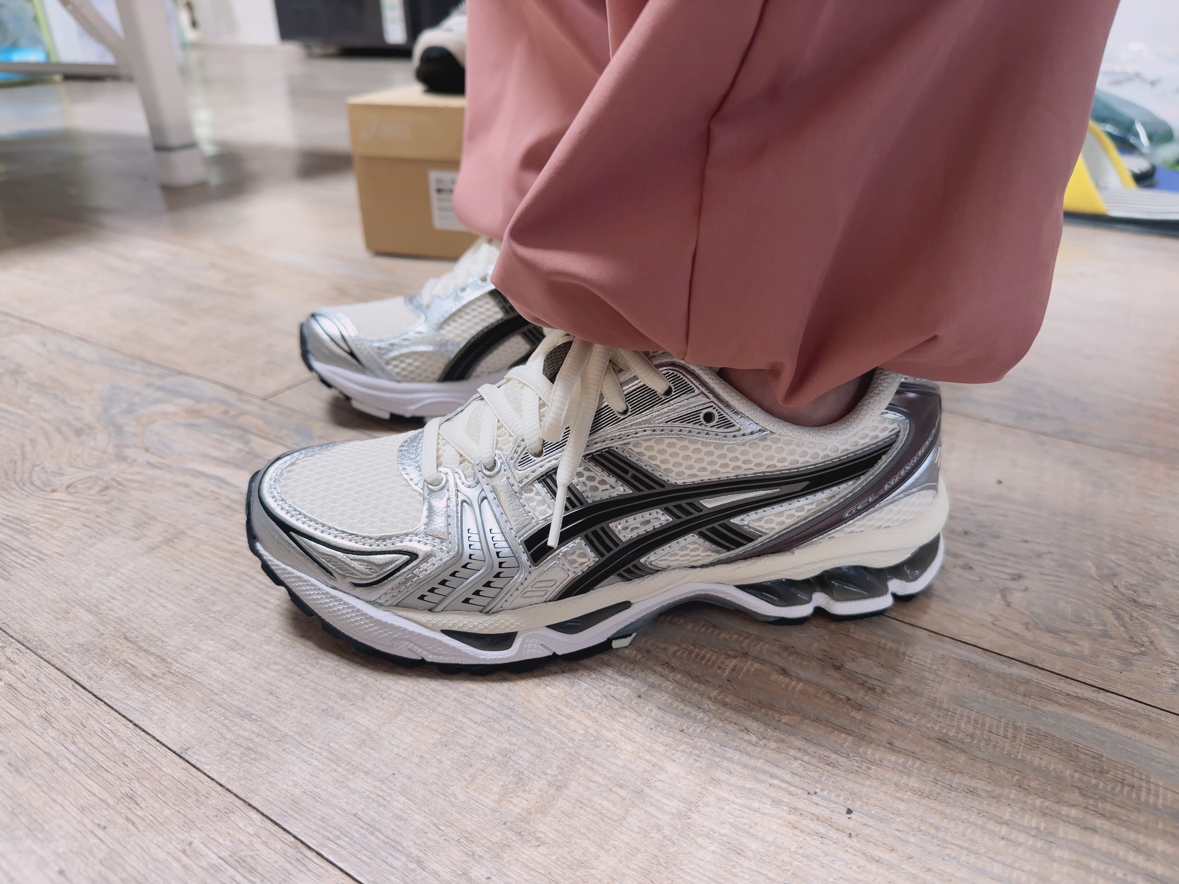 Asics Gel-Kayano 14 Cream Black, Asics Gel-Venture 6 Feather Grey Black 착용 스타일 - 4