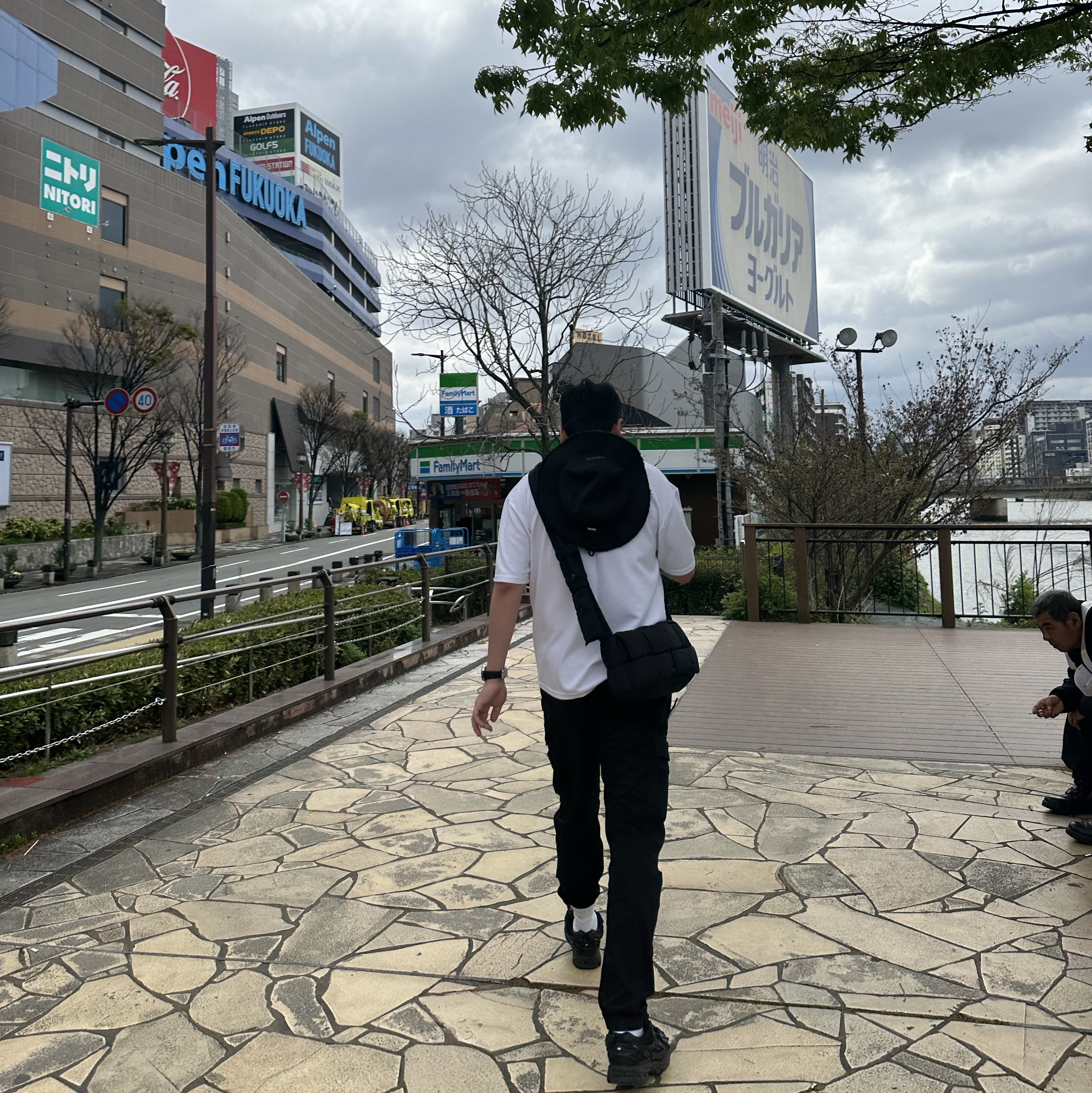 Jacquemus Le Bob Artichaut Bucket Hat Black, Bottega Veneta Padded Tech Cassette Space 착용 스타일
