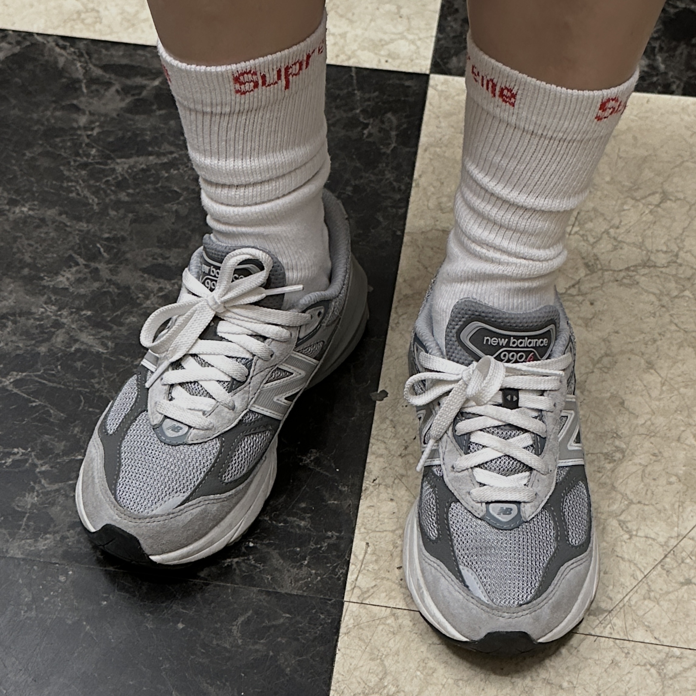 Supreme Hanes Crew Socks White (4 Pack), (GS) New Balance 990v6 Gray - M Medium 착용 스타일
