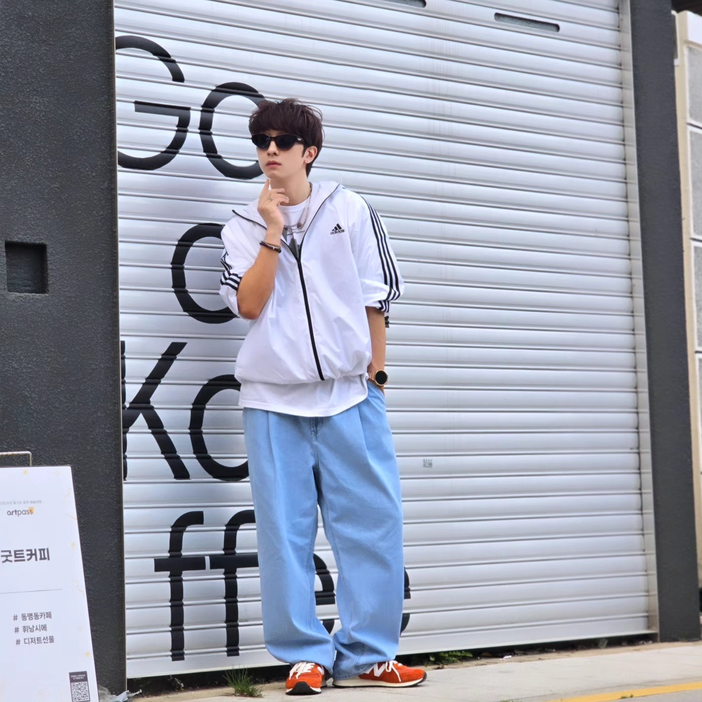 Adidas Essential 3S Woven Windbreaker Jacket White - KR Sizing, Stussy x Goldie Metalheadz 30 T-Shirt White 착용 스타일 - 4