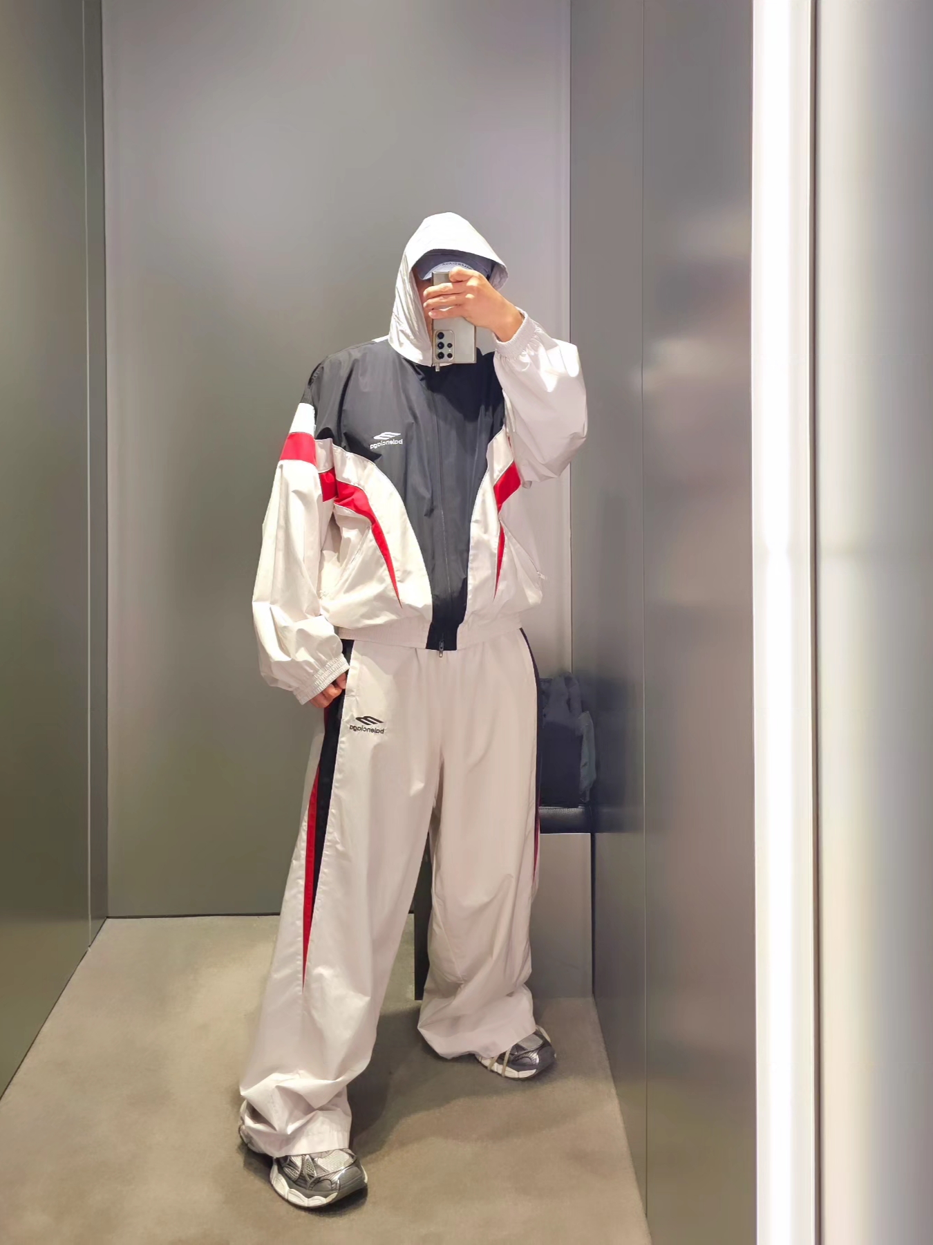 Balenciaga 3XL Sneakers Grey White Red 착용 스타일 - 2