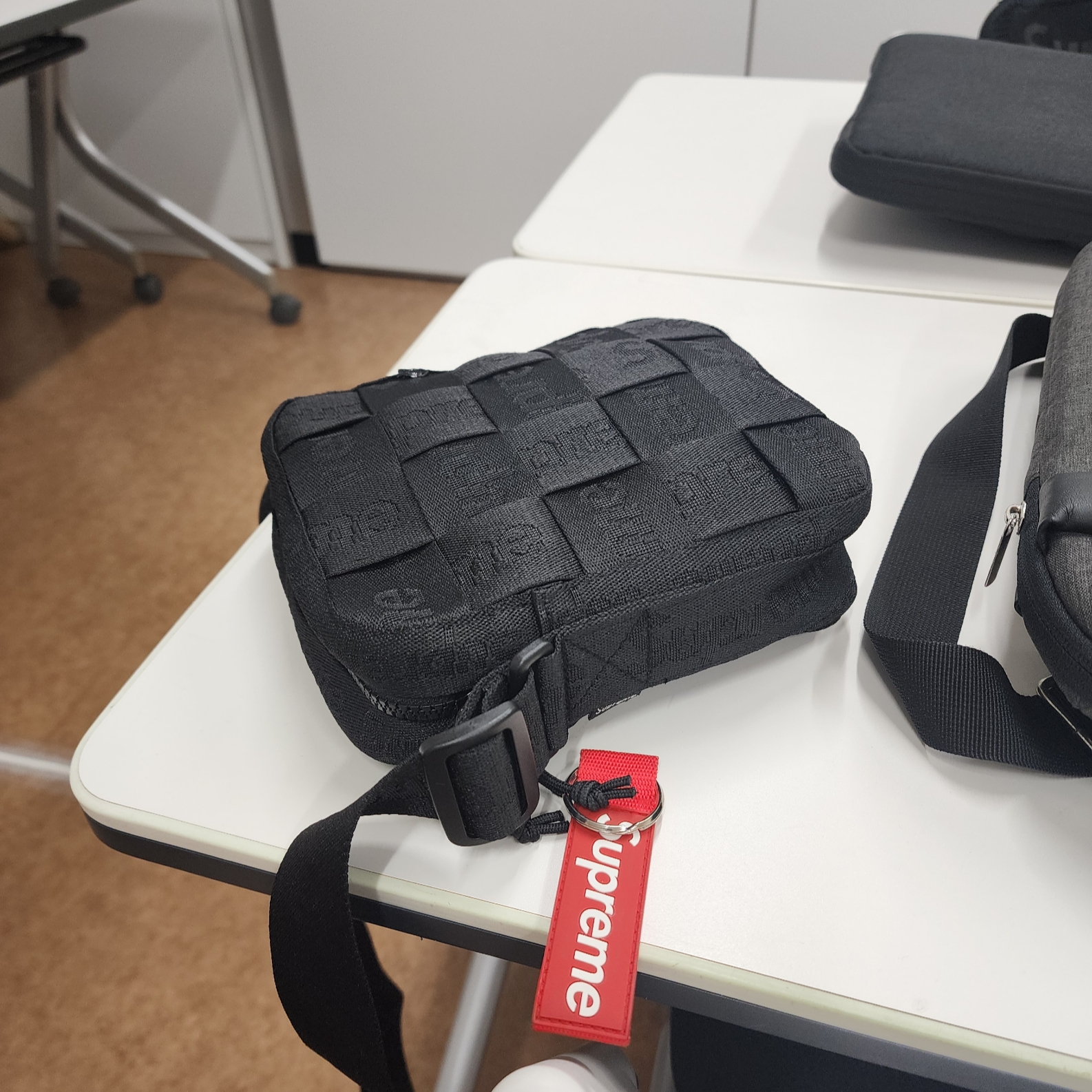 Supreme Woven Shoulder Bag Black - 23SS, Supreme Webbing Keychain Red - 23SS 착용 스타일