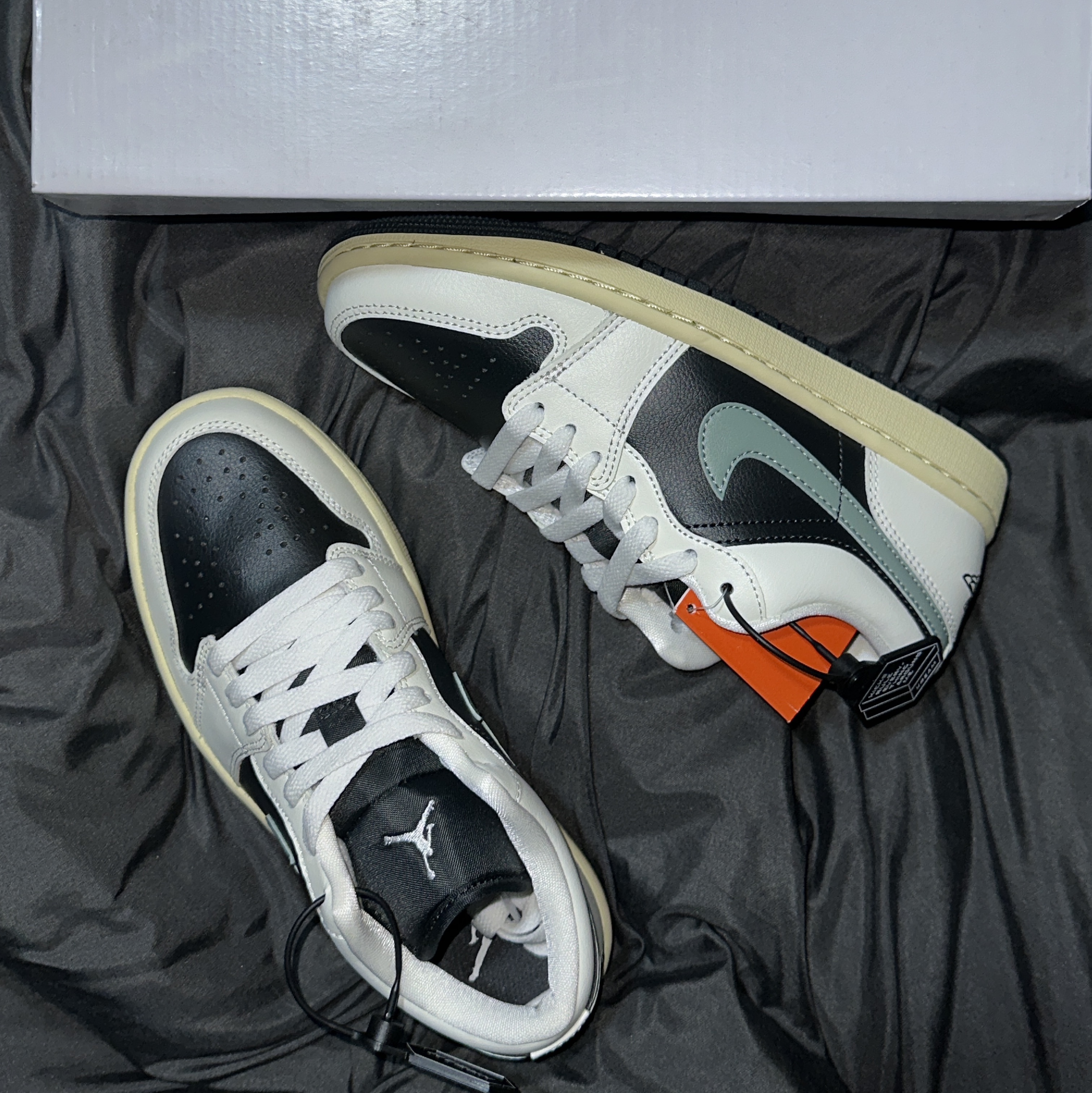 (W) Jordan 1 Low Anthracite Sail 착용 스타일 - 1