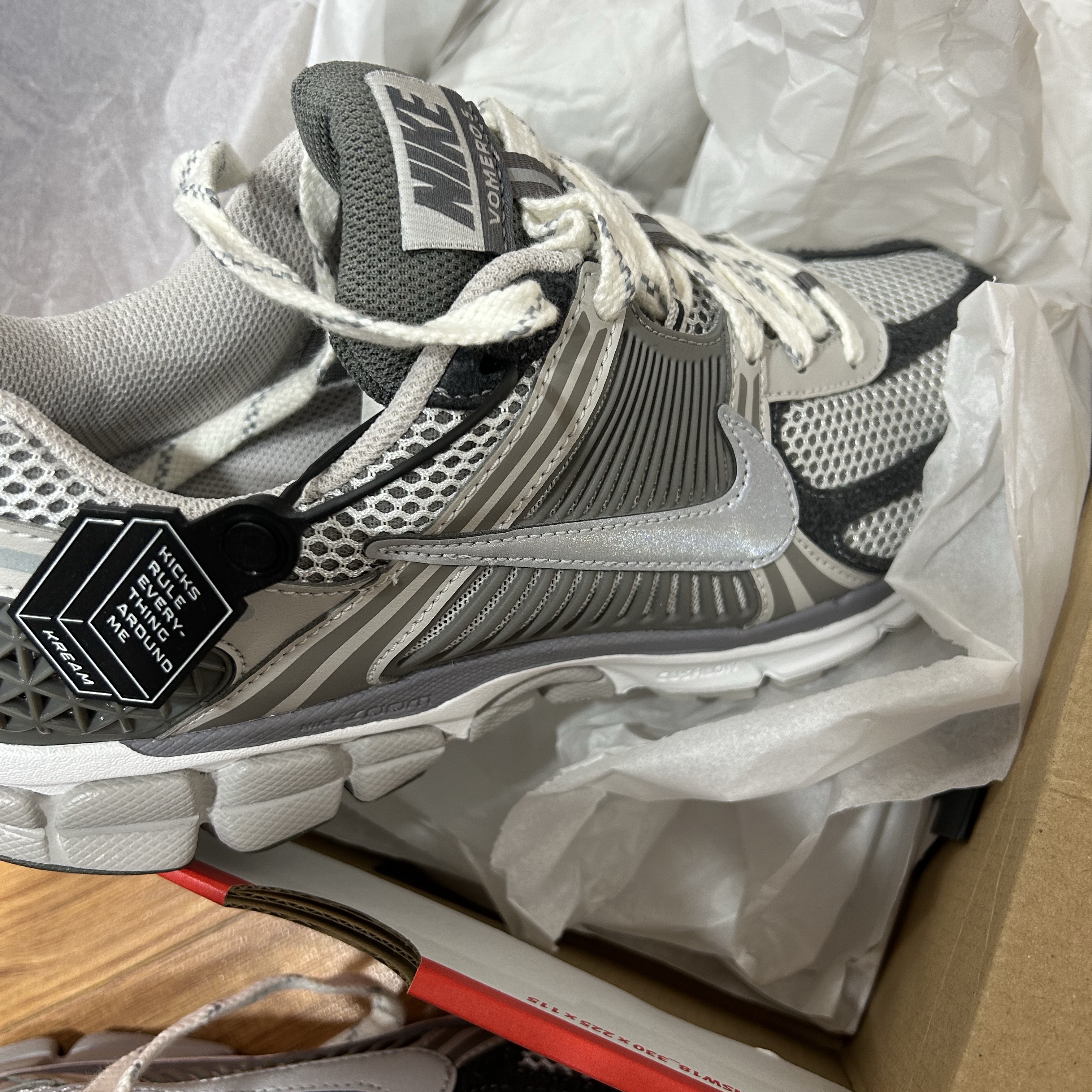 Nike Zoom Vomero 5 PRM Light Iron Ore and Flat Fewter 착용 스타일