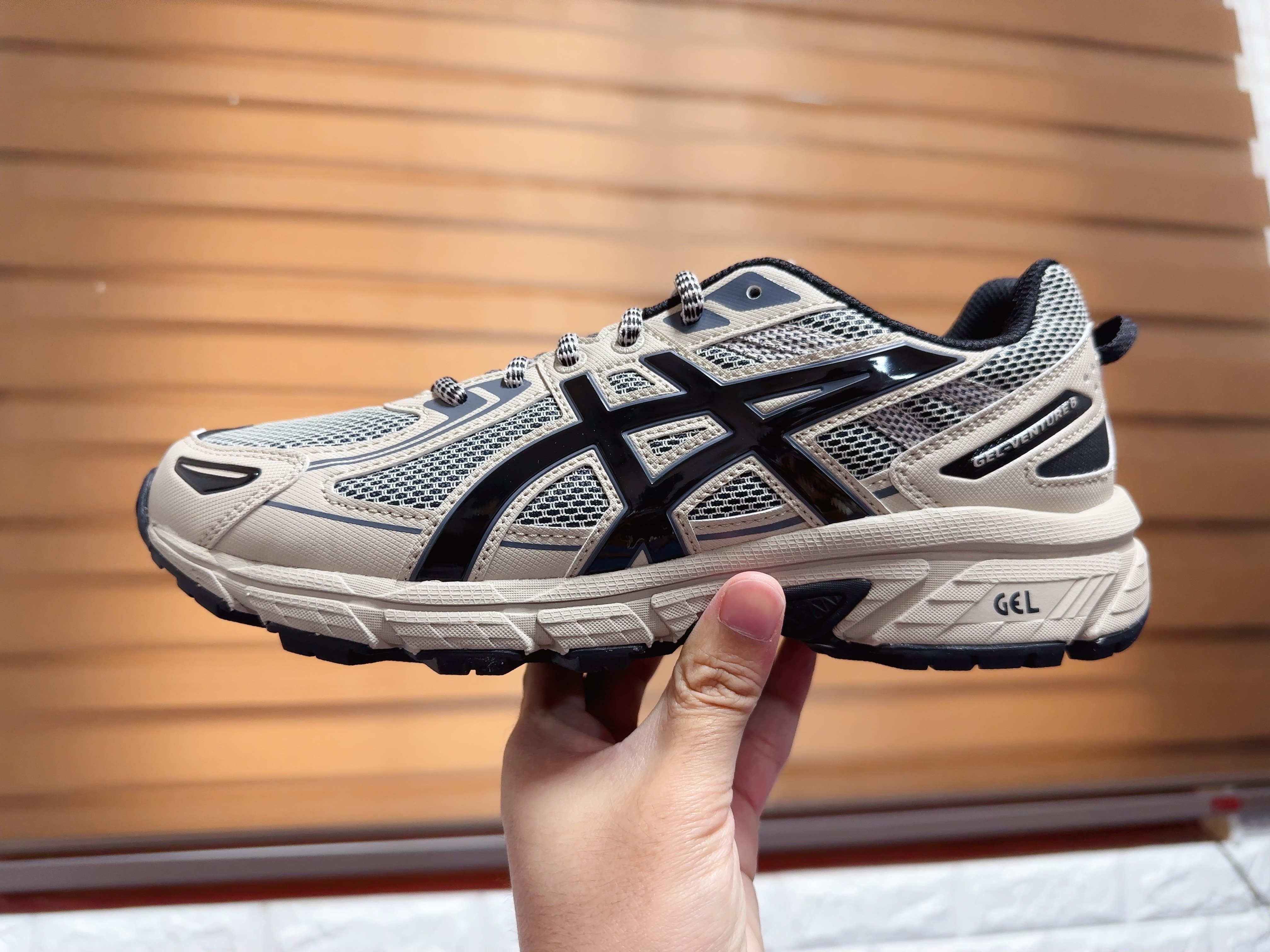 Asics Gel-Venture 6 Feather Grey Black 착용 스타일 - 2